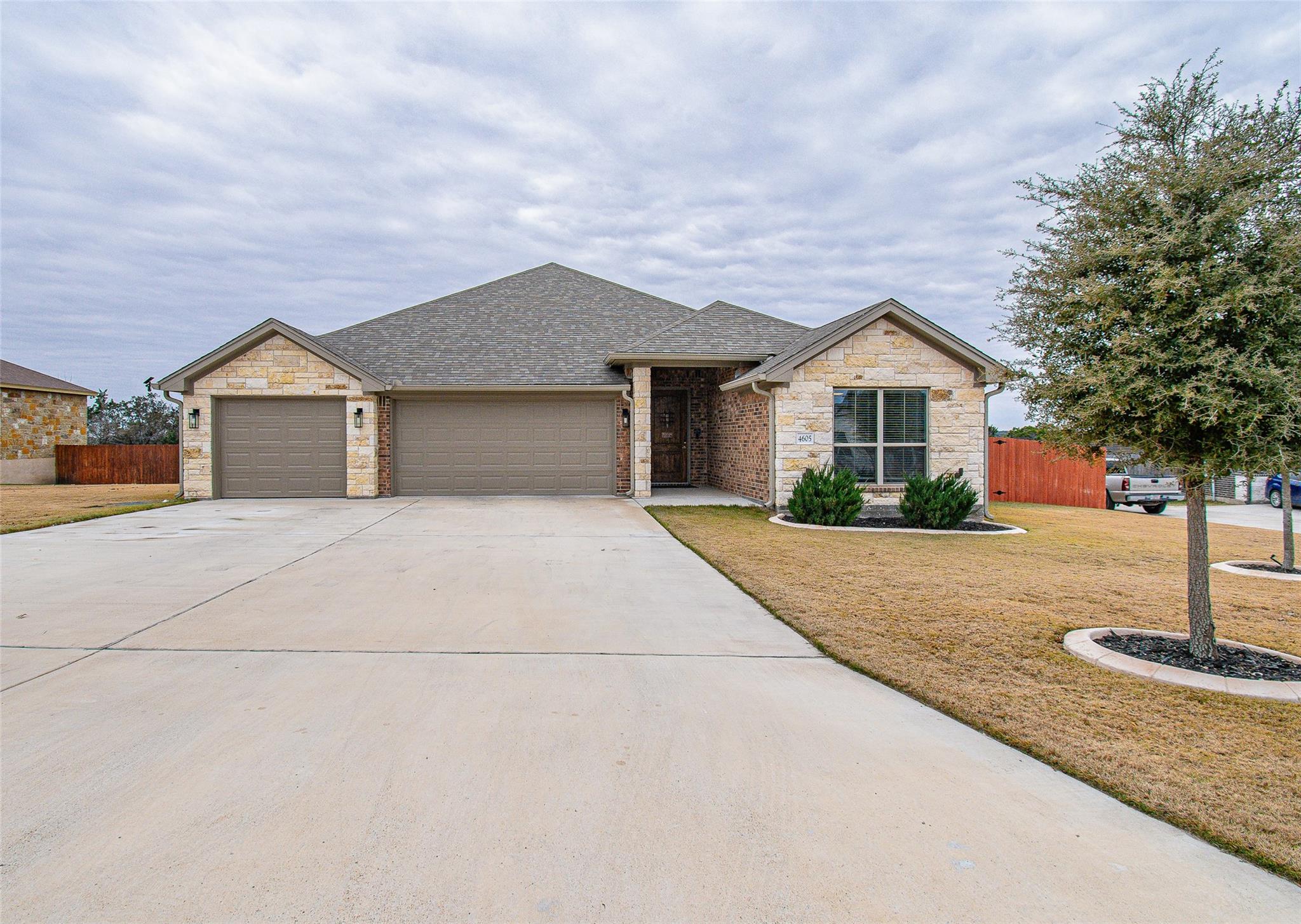 4605 Lucius Ln Property Photo