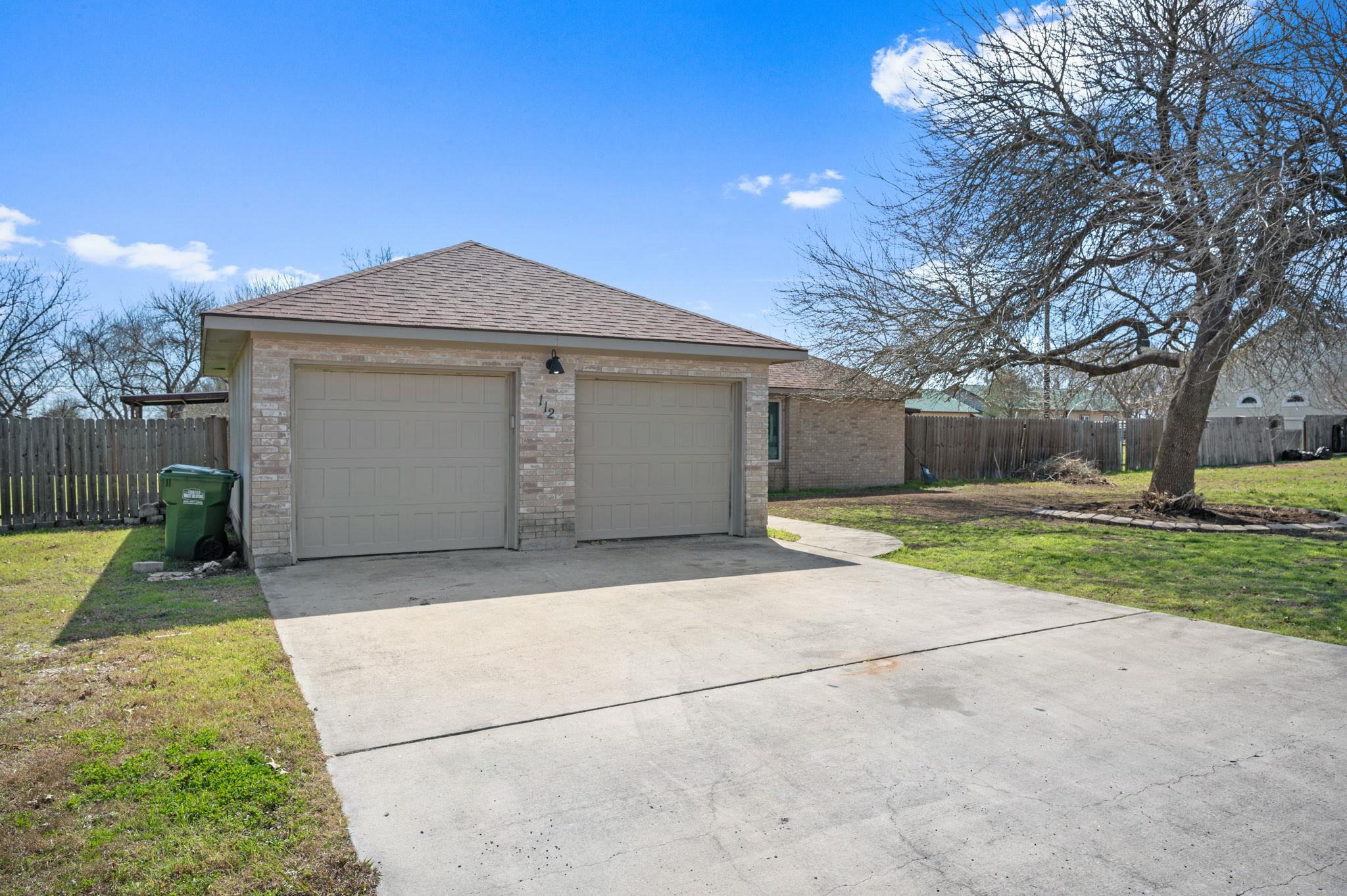 112 River Hills Dr Property Photo 3