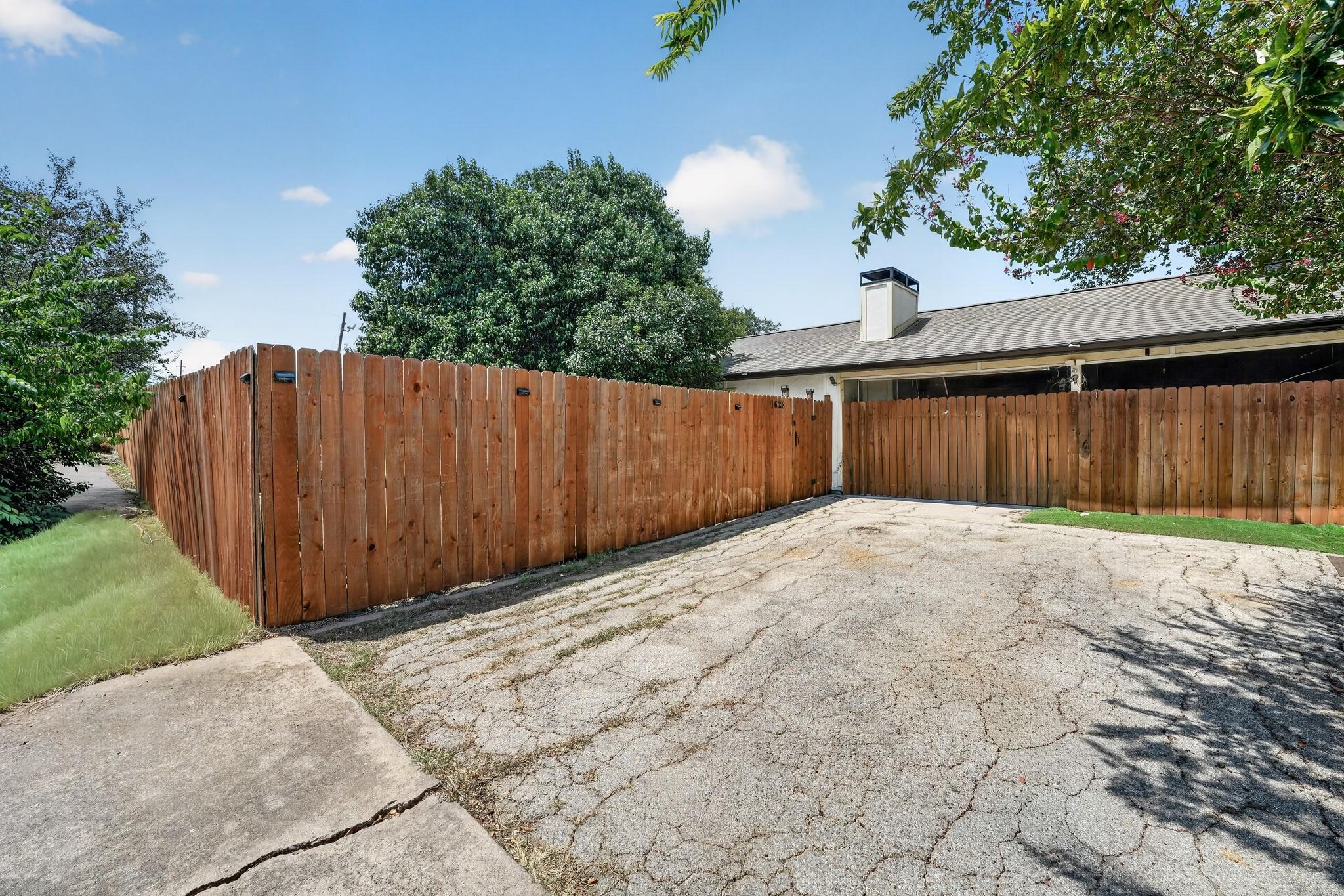 1628 Royal Hill Dr Property Photo 2