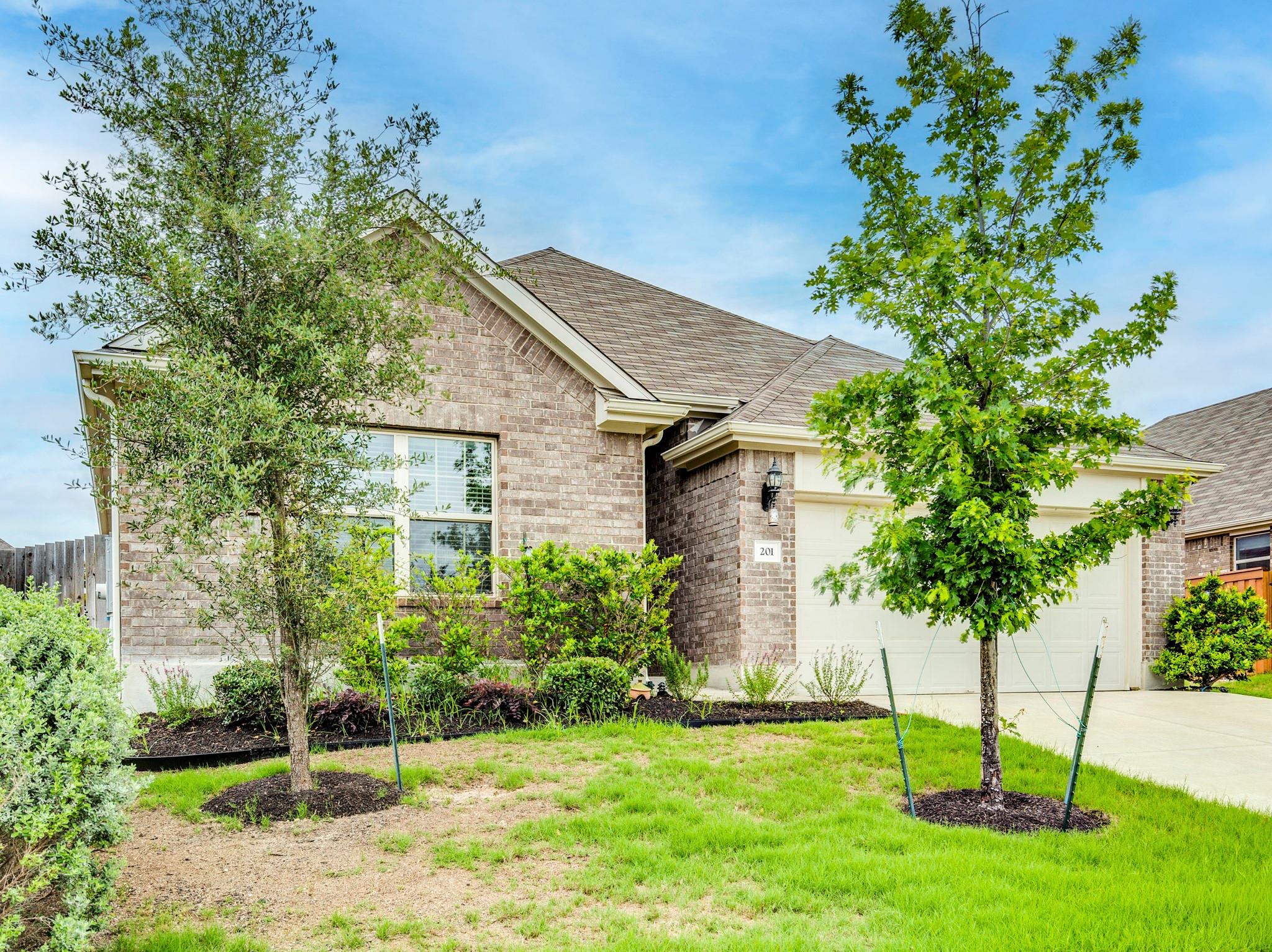 201 Oleander Loop Property Photo 2