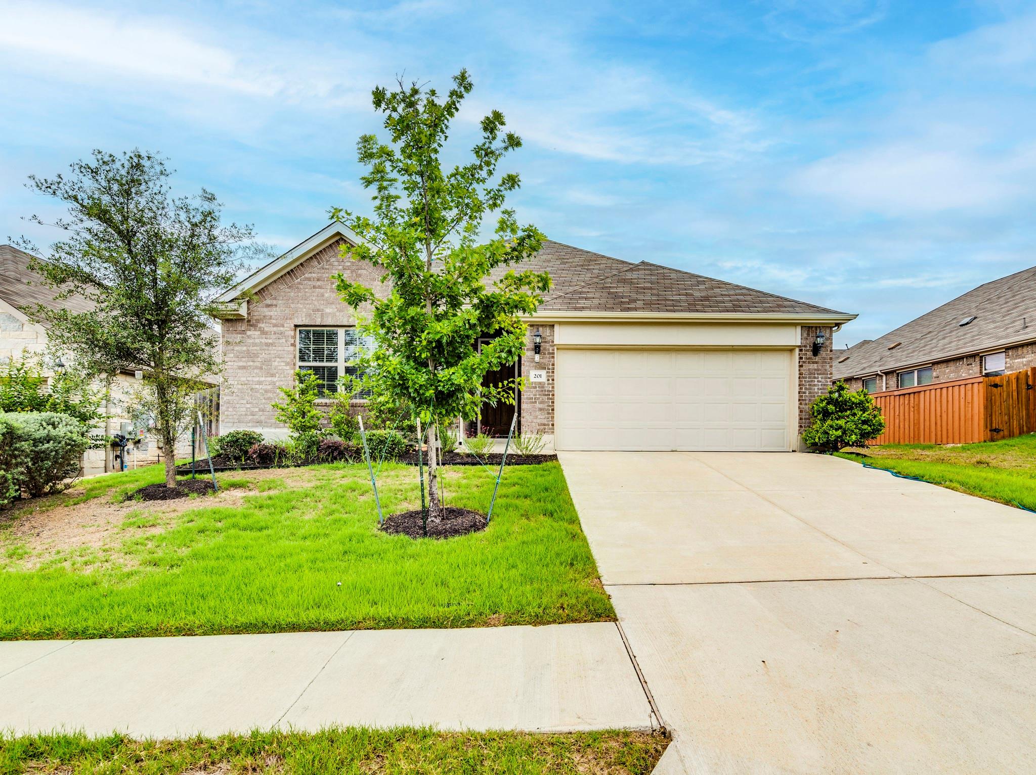 201 Oleander Loop Property Photo 3