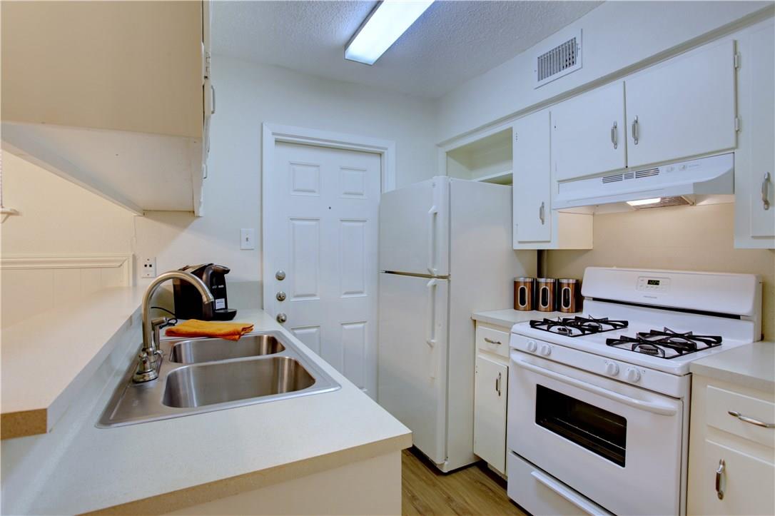 816 W North Loop Blvd ##111 Property Photo 8