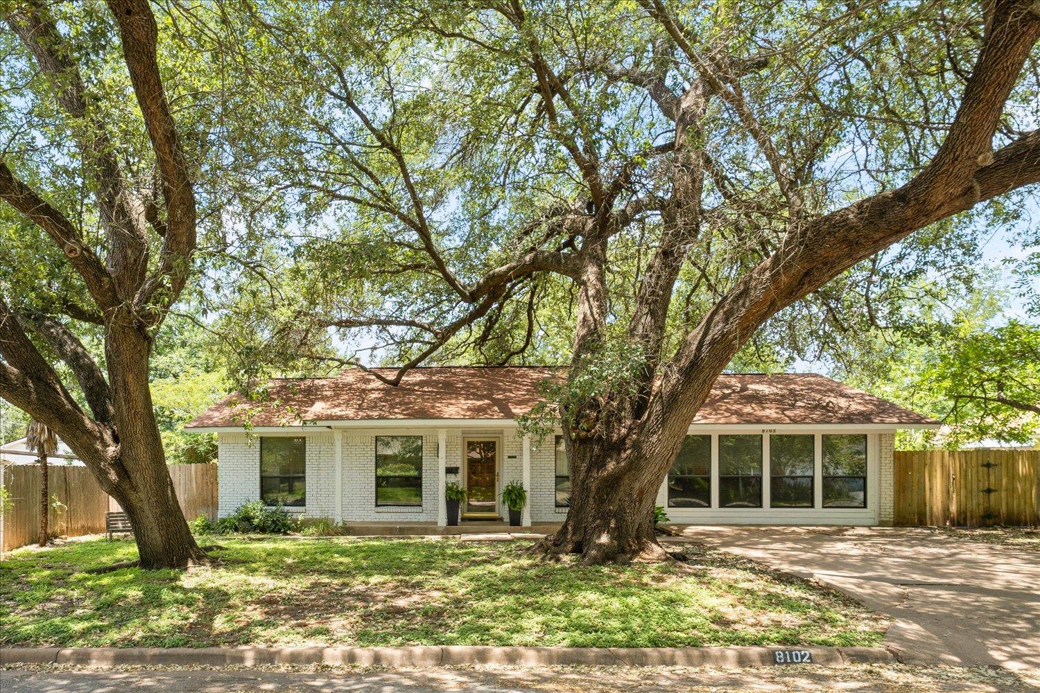 8102 Shadowood Dr Property Photo 2
