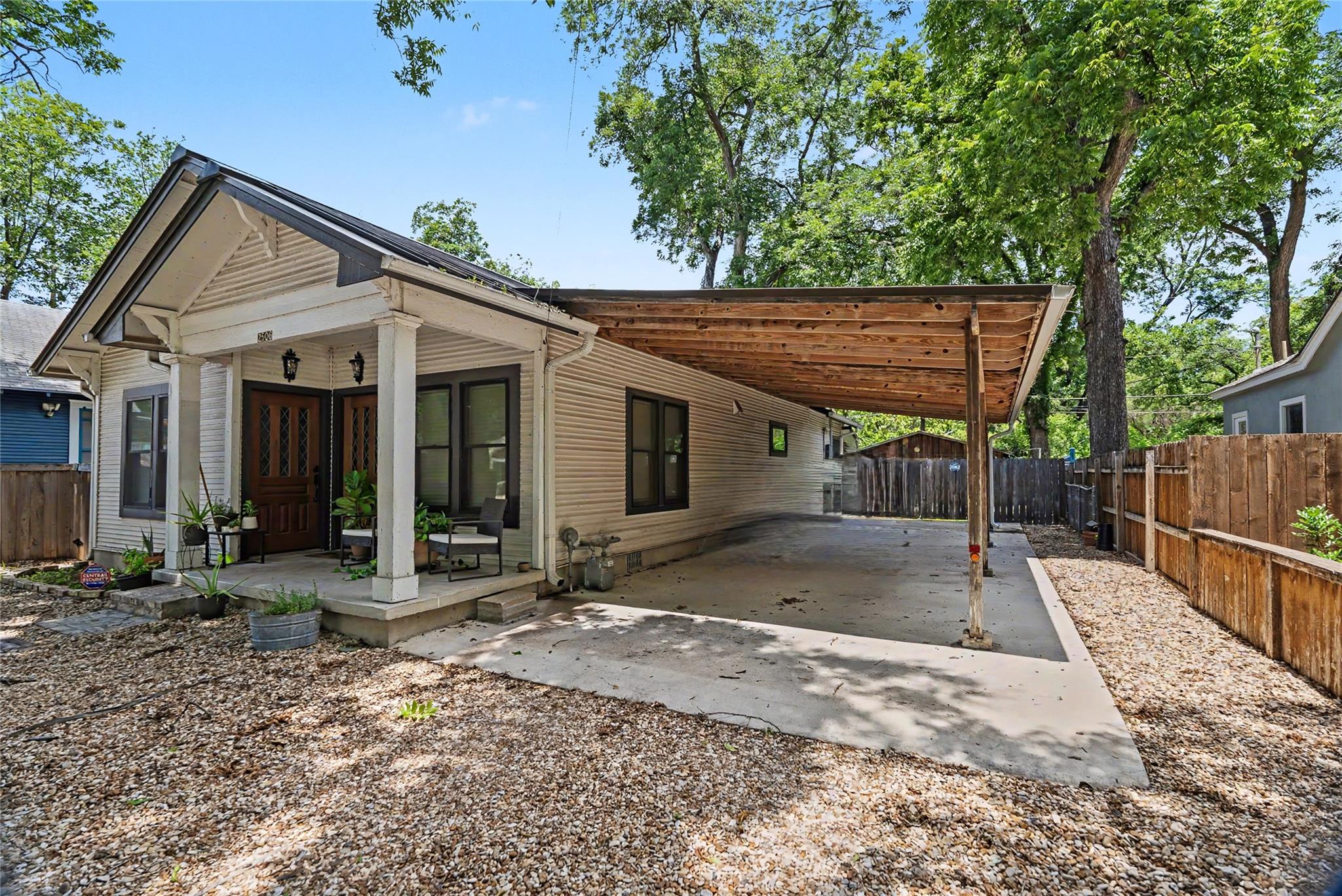 2506 E Cesar Chavez St Property Photo 2