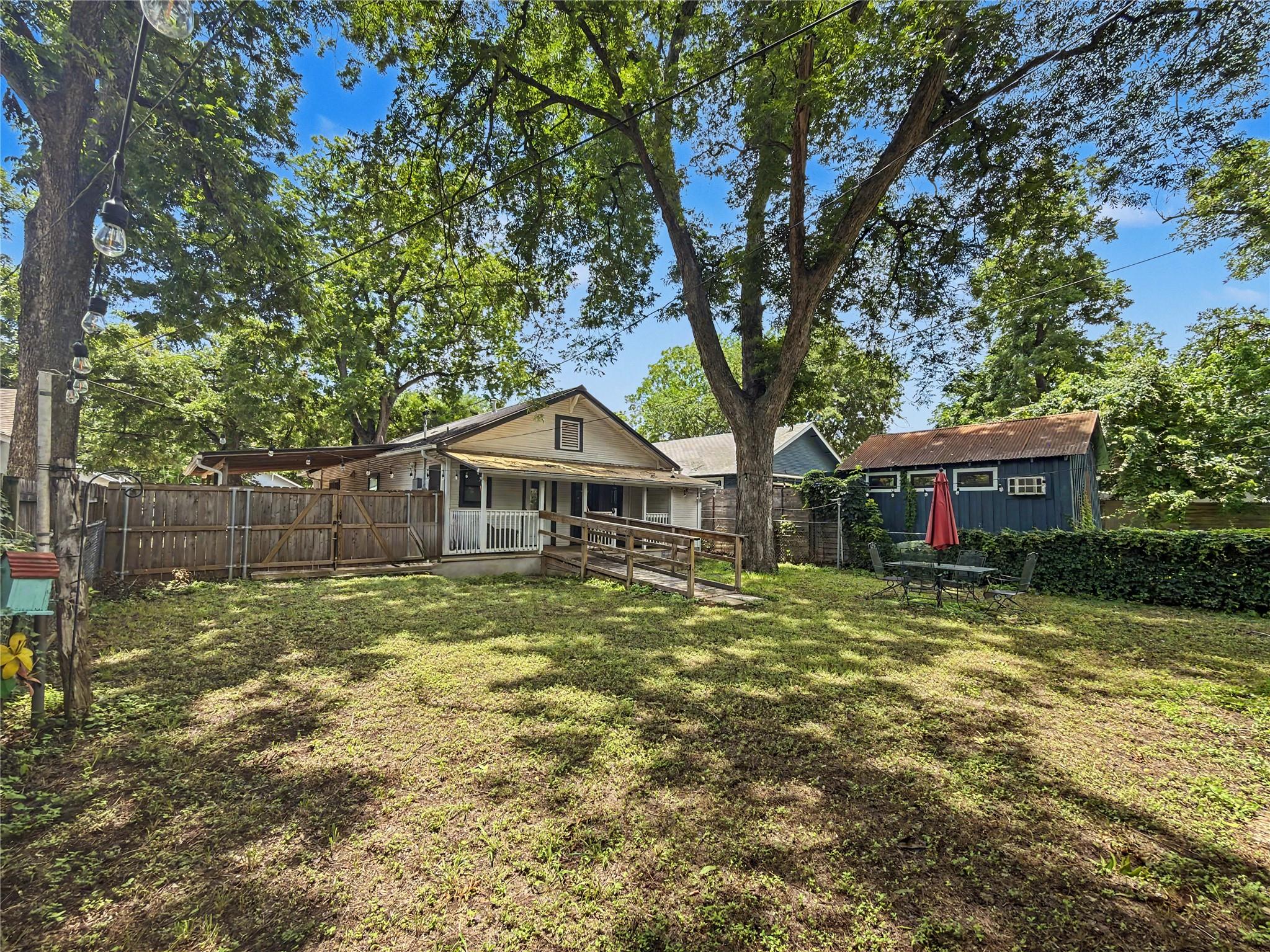 2506 E Cesar Chavez St Property Photo 24