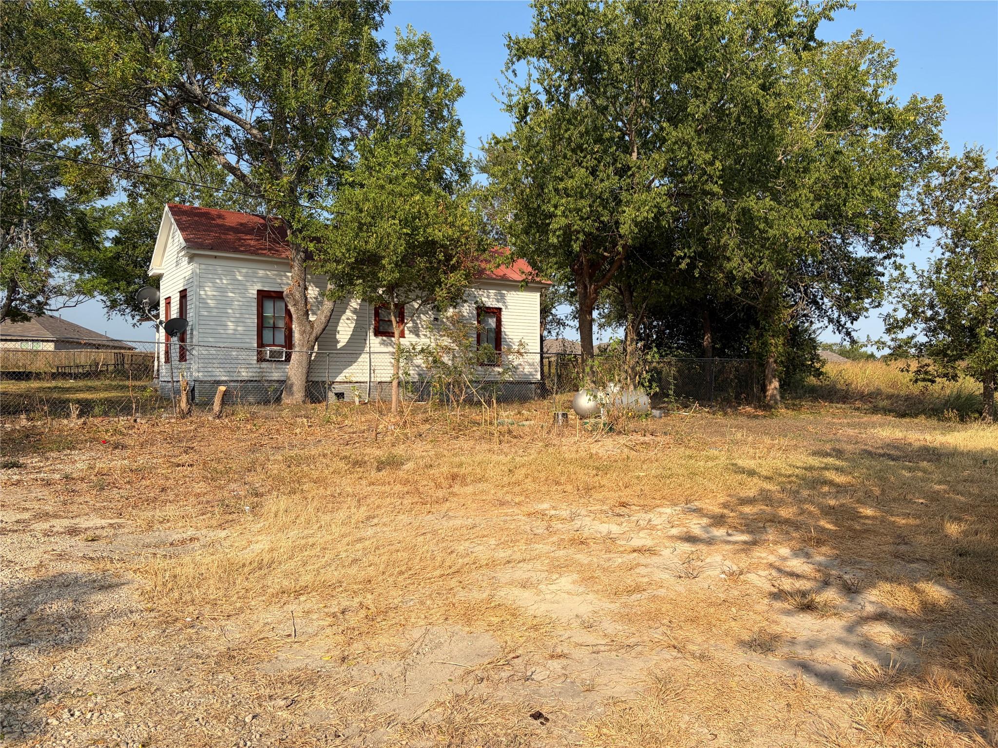 910 Bunton Ln #e Property Photo 2
