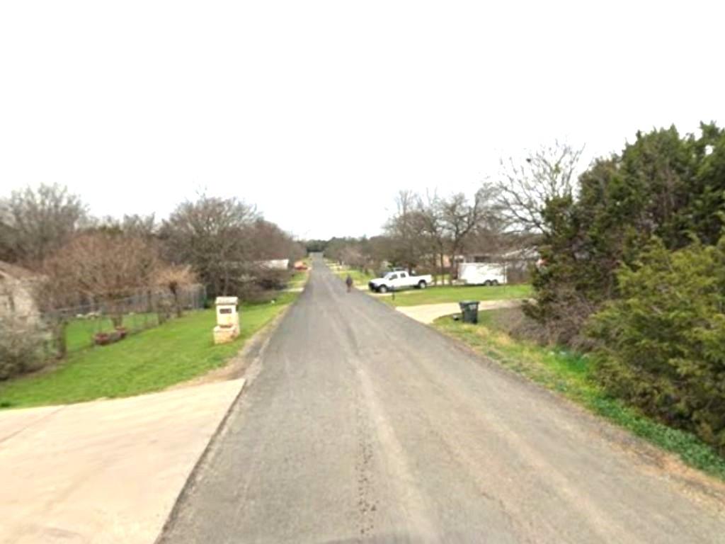 4256 Mistletoe Dr Property Photo 3
