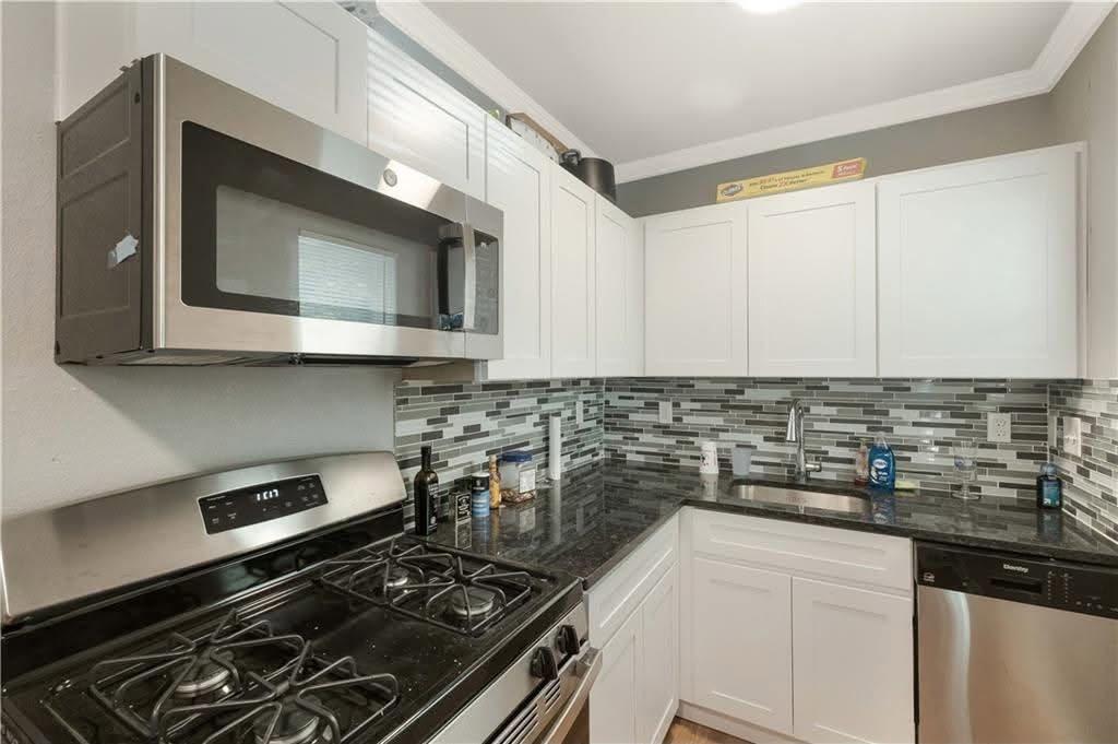 204 E 30th St #102 Property Photo 1