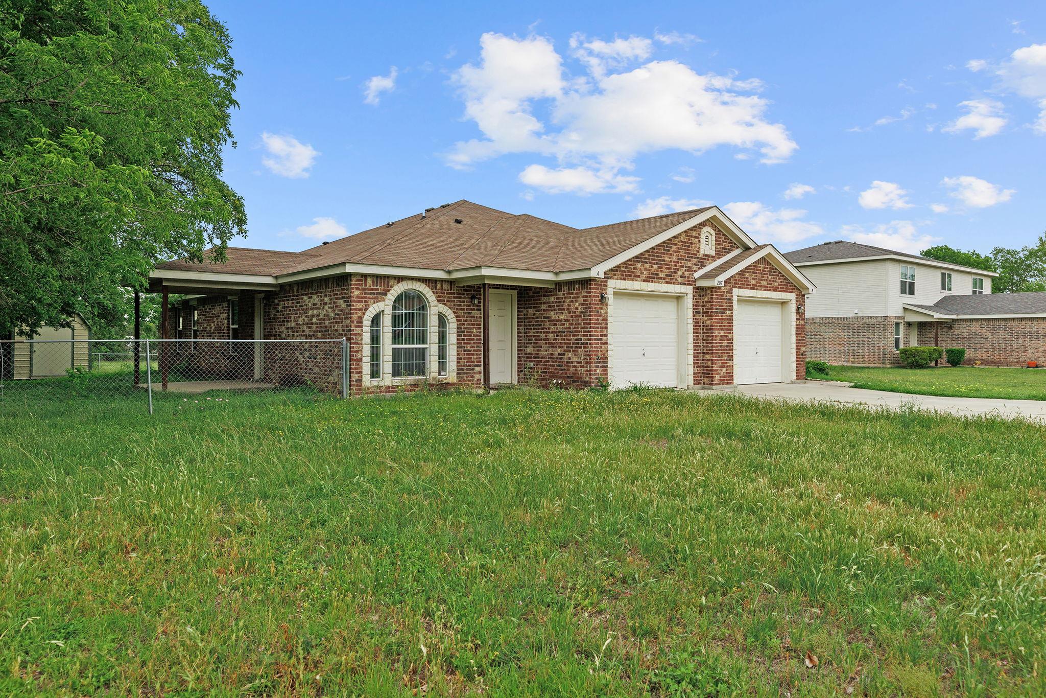 207 W Bobwhite Ln Property Photo