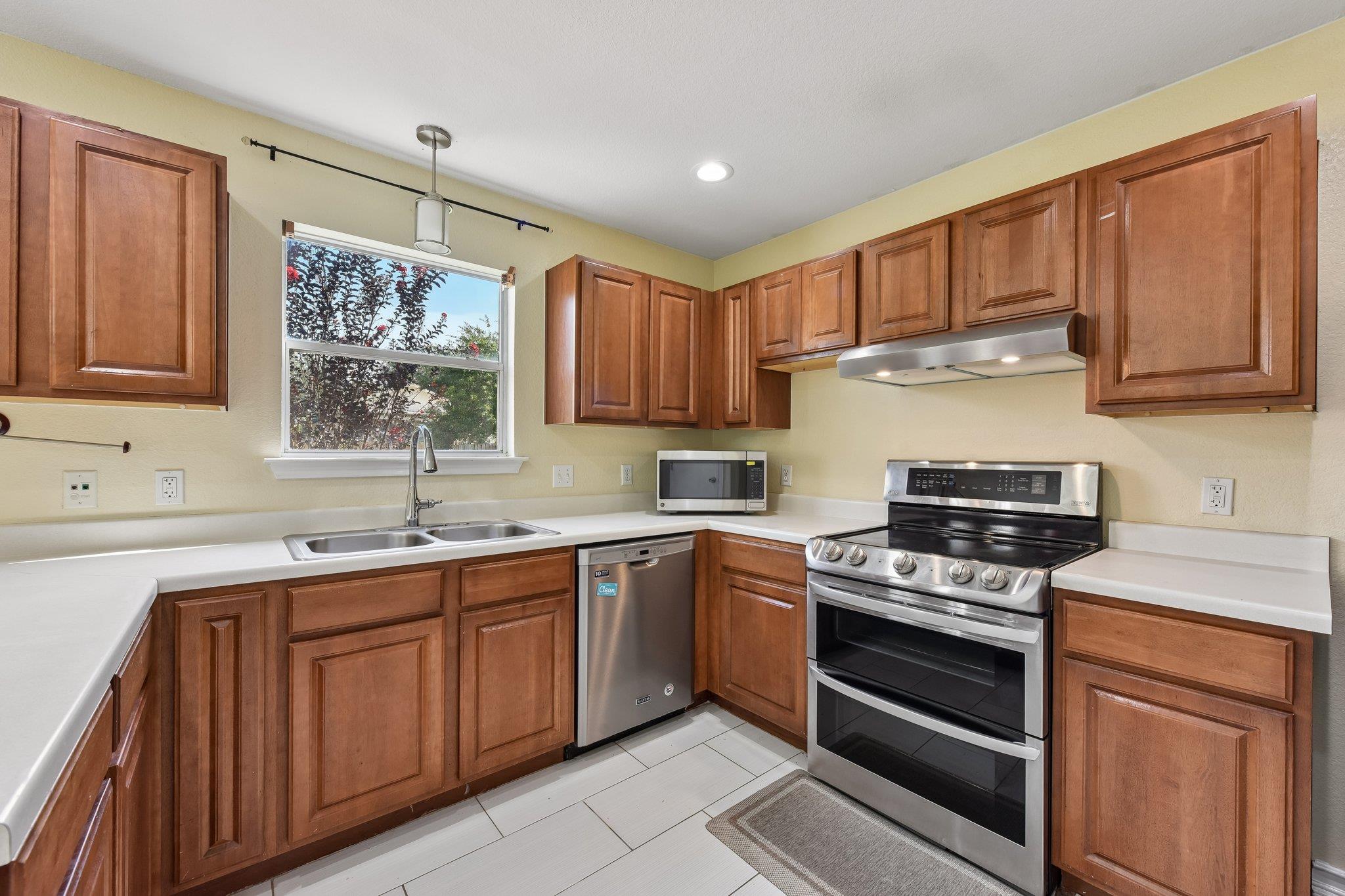 12712 Ring Dr Property Photo 3
