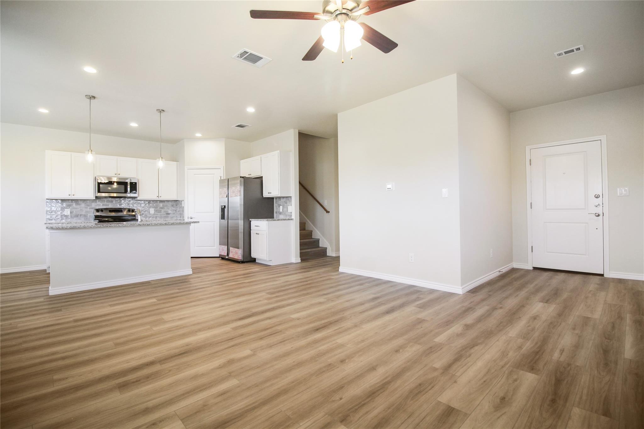 511 Whirlaway Dr #b Property Photo 4