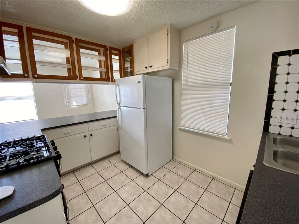 407 E 30th St #b Property Photo 6