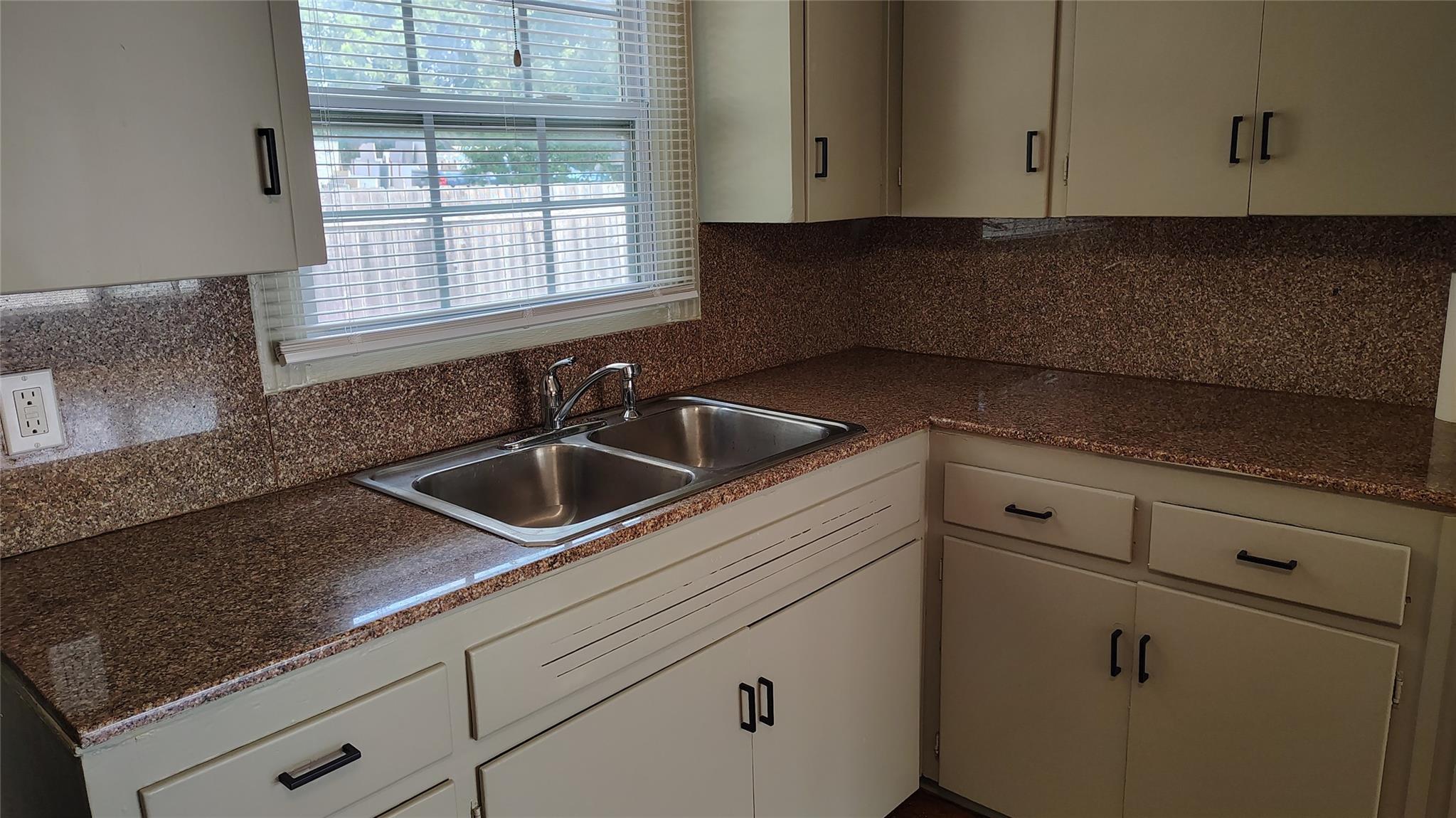 13805 Maye Pl Property Photo 6