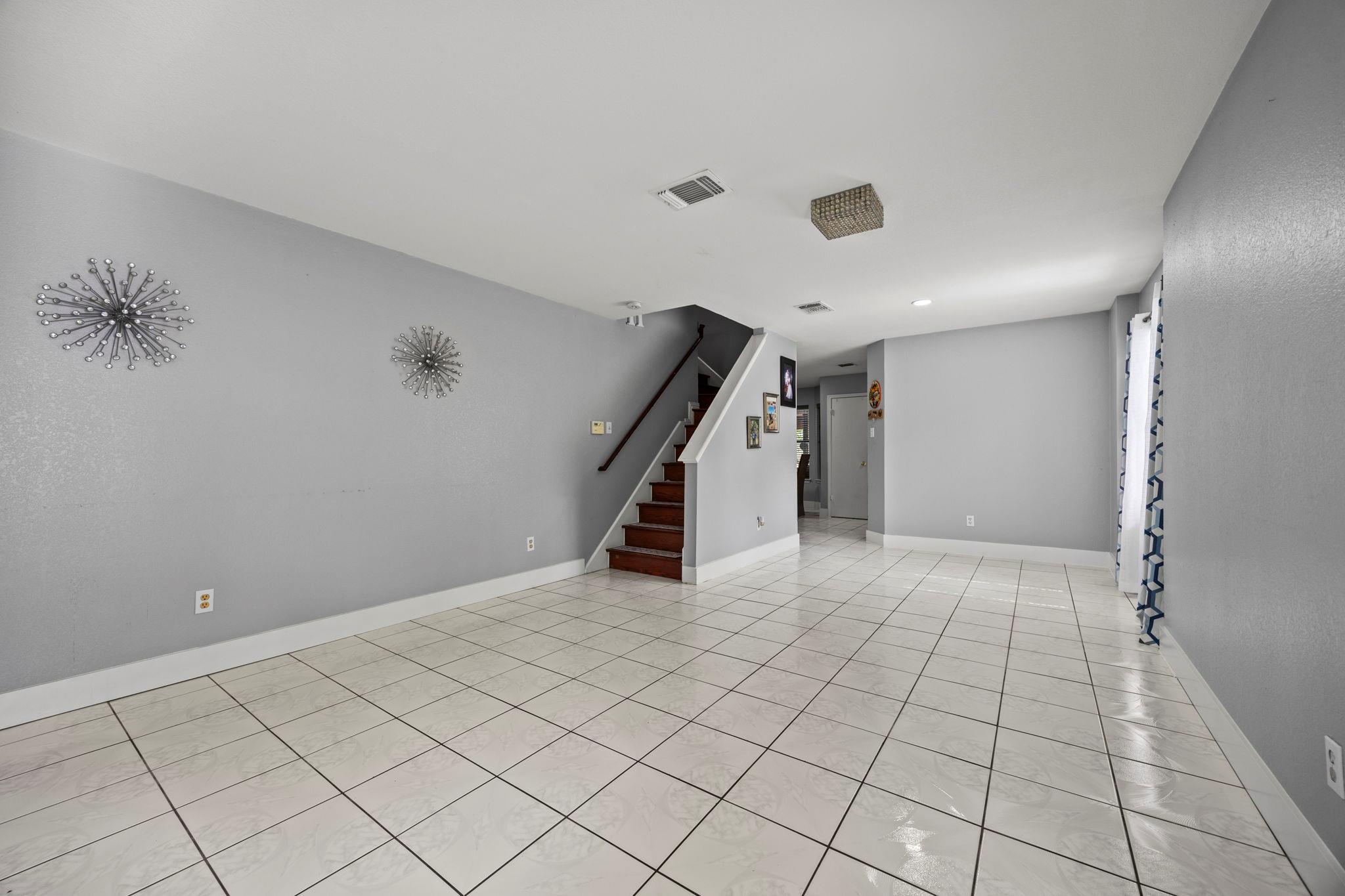 908 Tayside Dr Property Photo 5