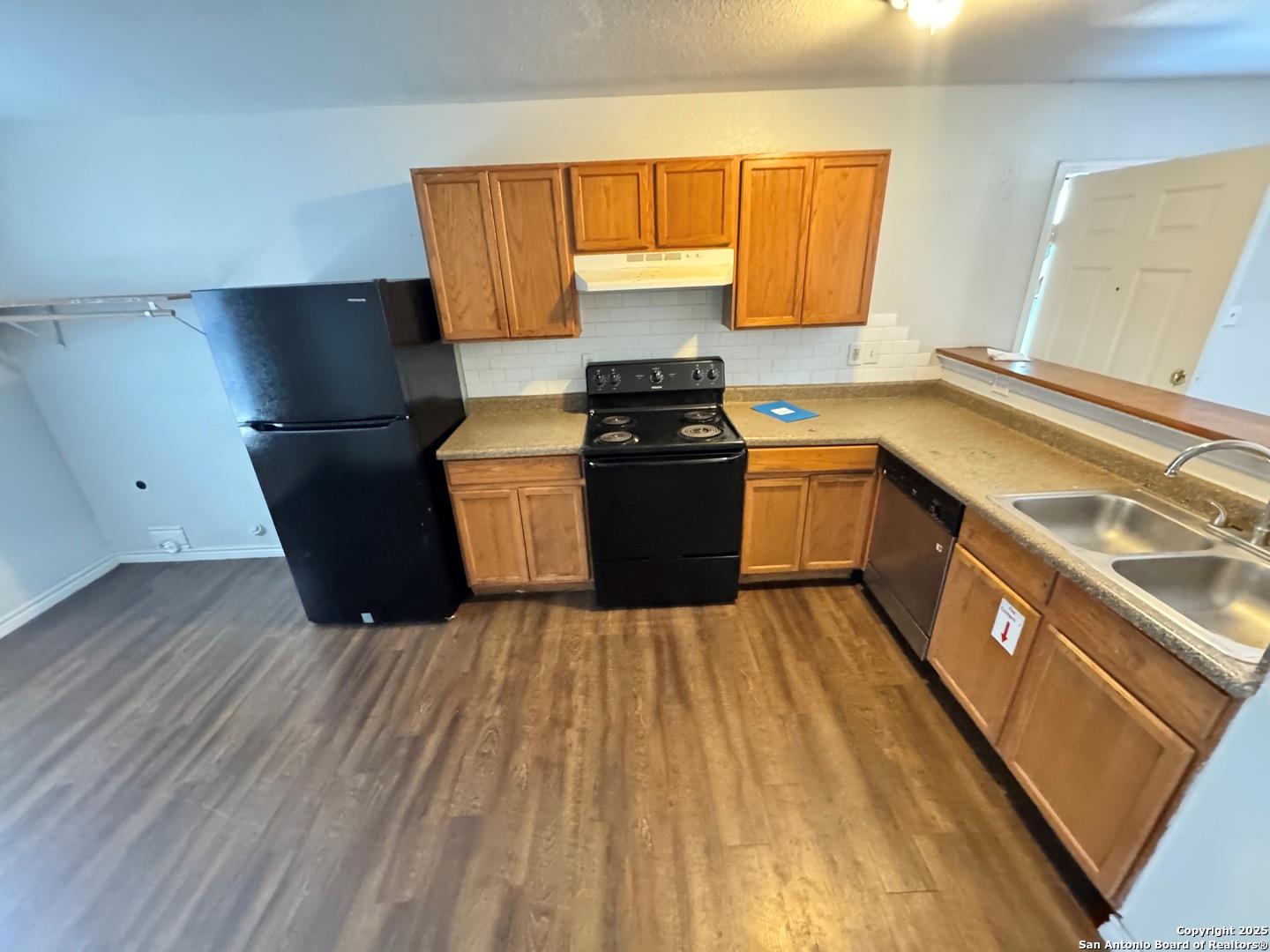 830 W Hutchins Pl #3 Property Photo 3