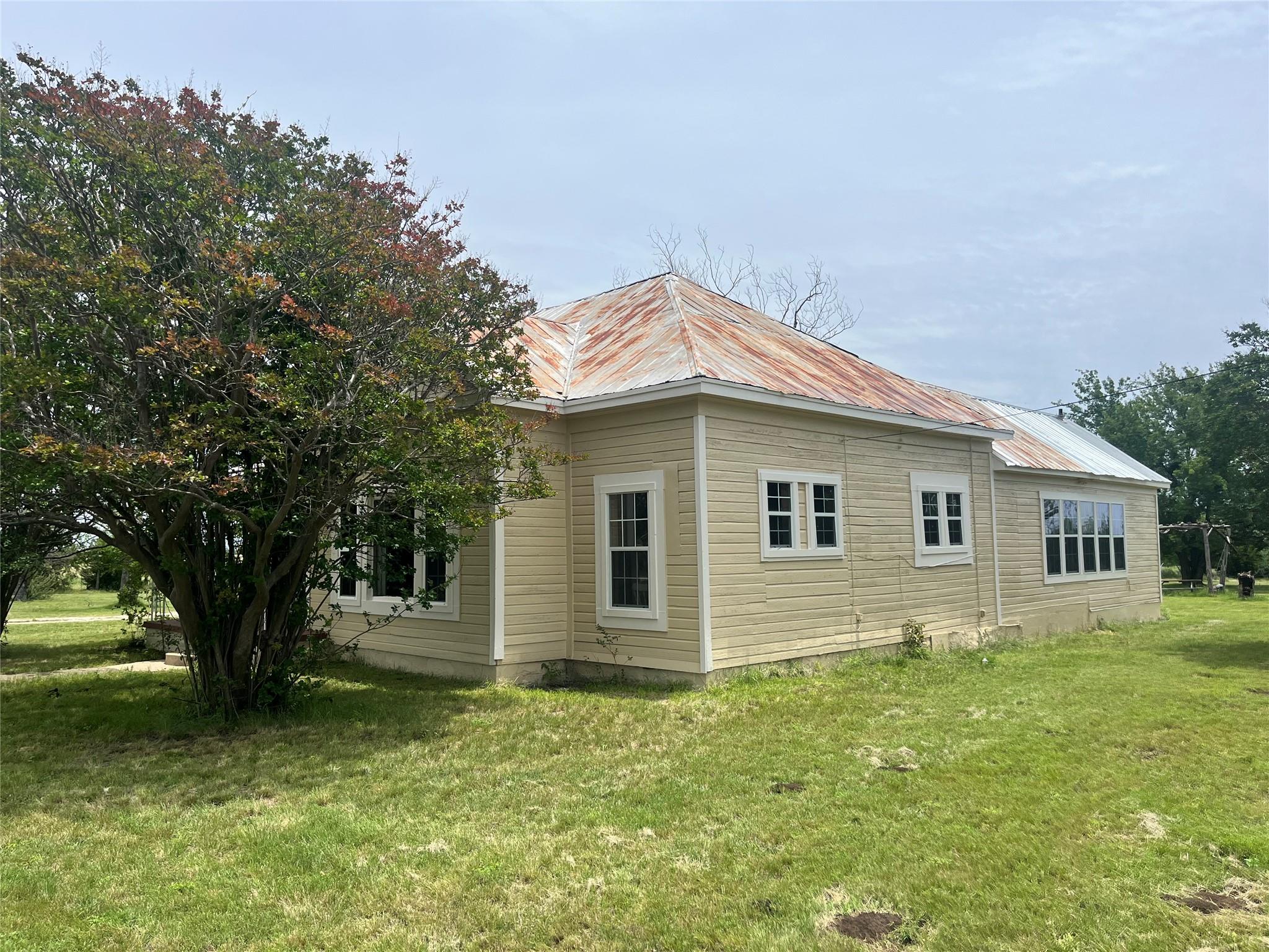 1312 Fm 581 Hwy E Property Photo 2
