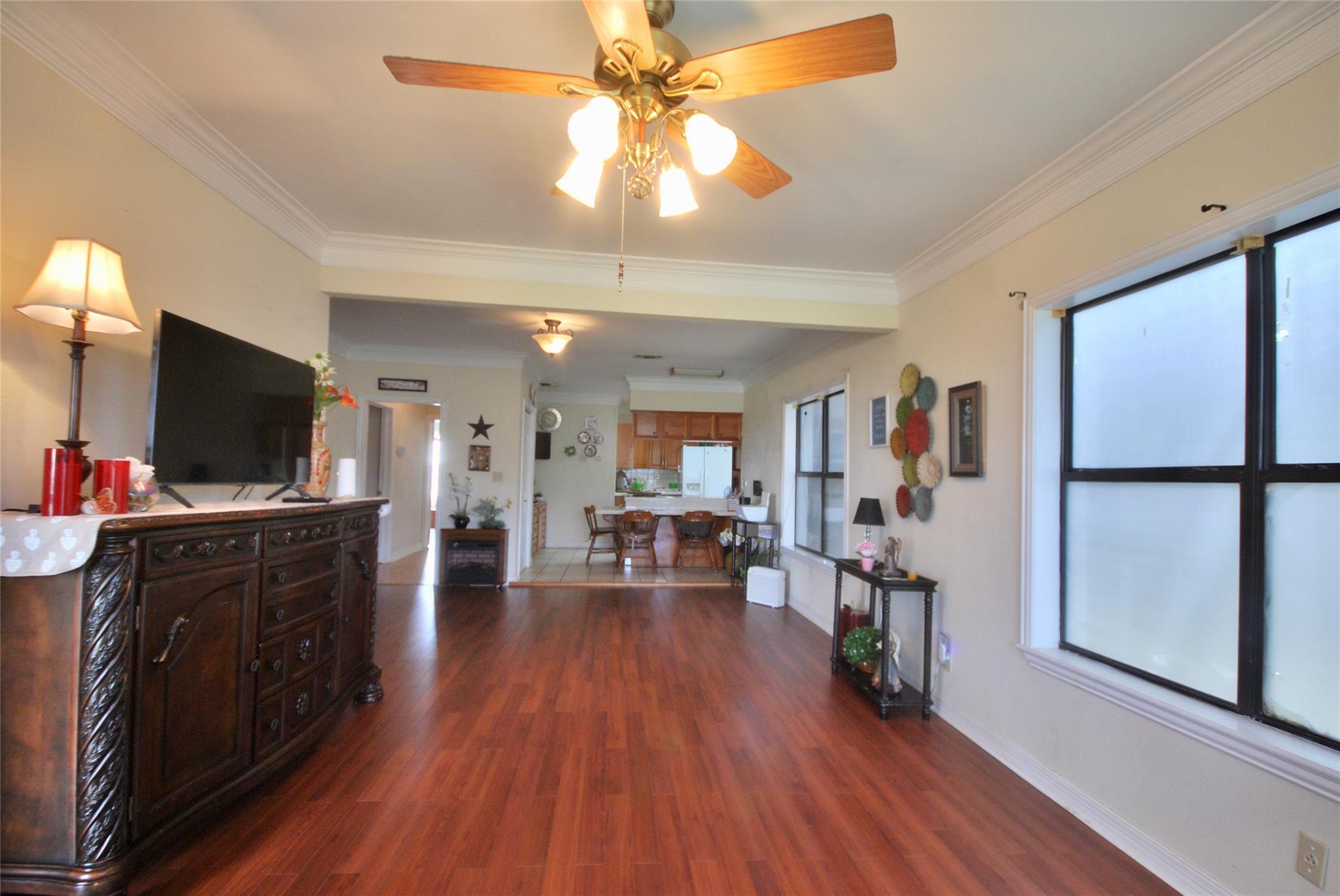 302 S Main St Property Photo 5