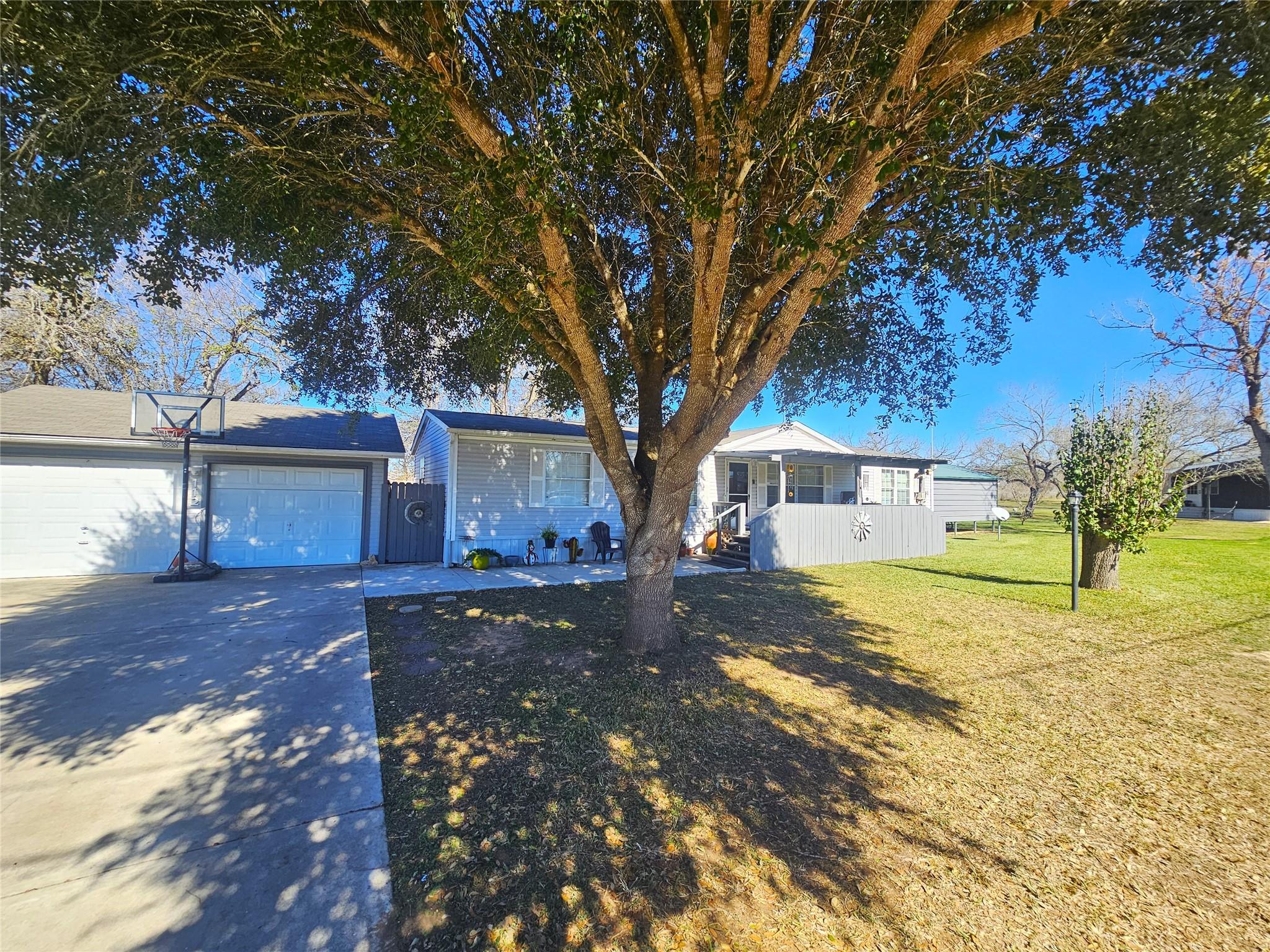 112 Royal Crest Cir Property Photo 3