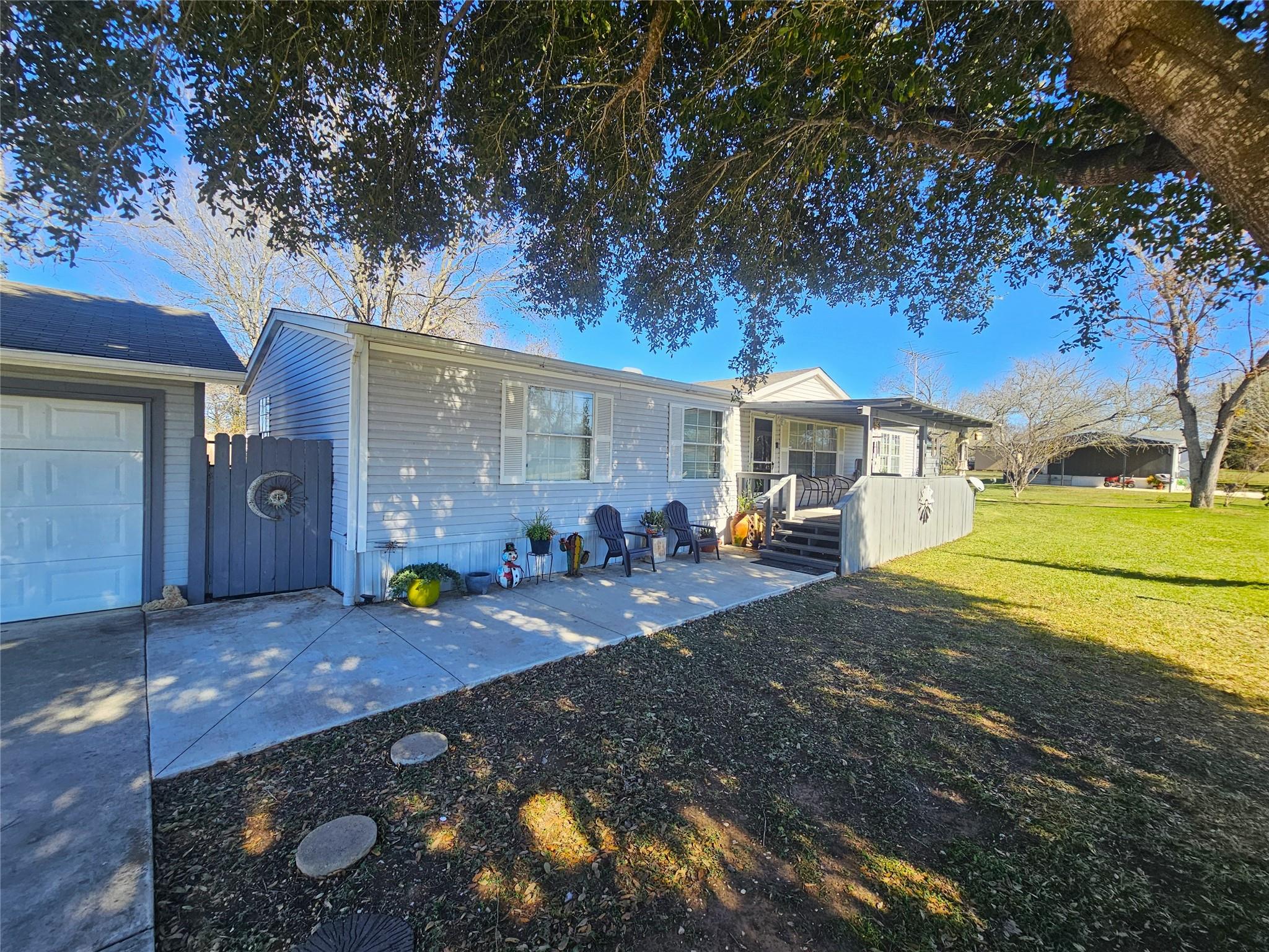 112 Royal Crest Cir Property Photo 4