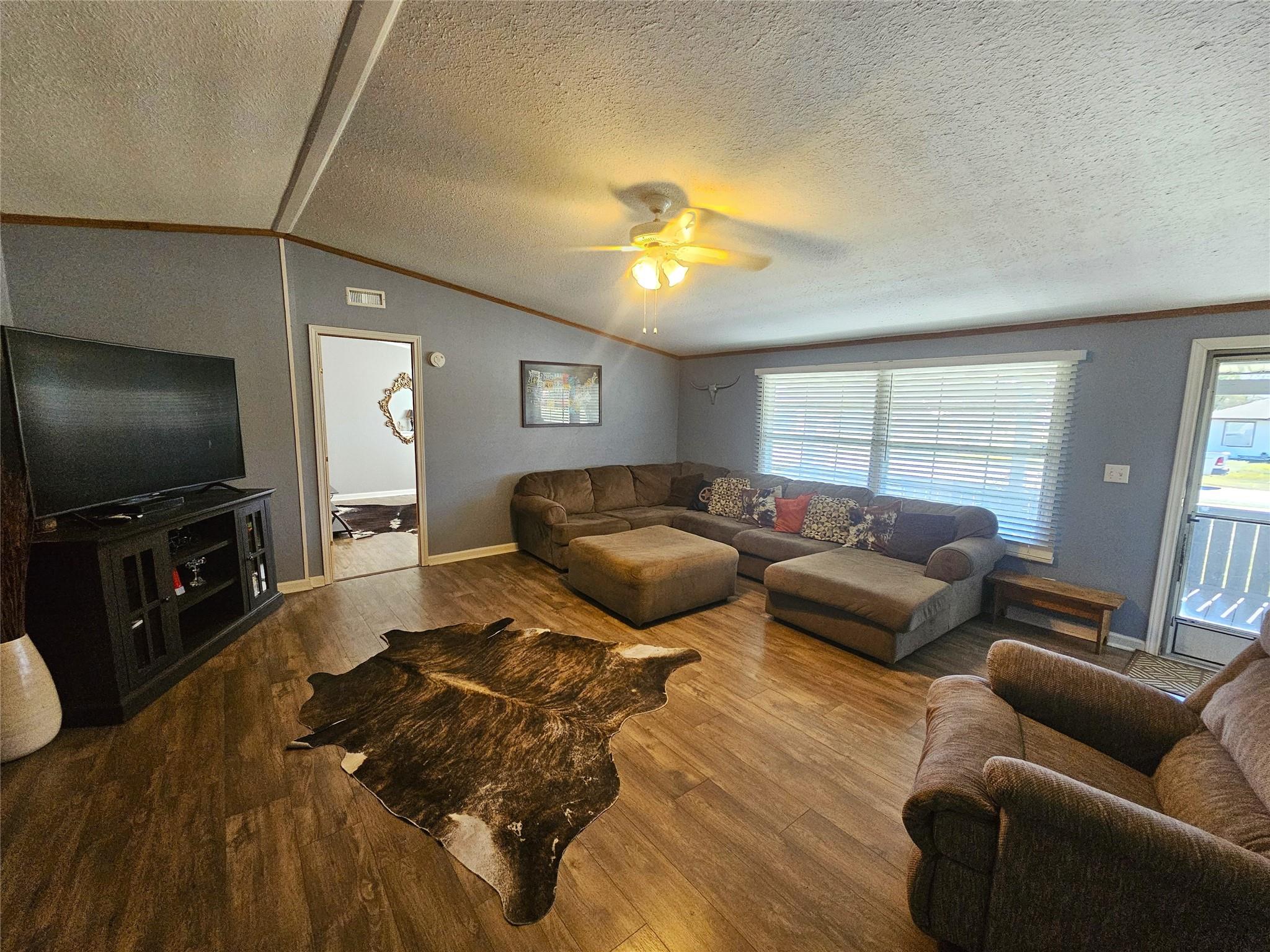 112 Royal Crest Cir Property Photo 6