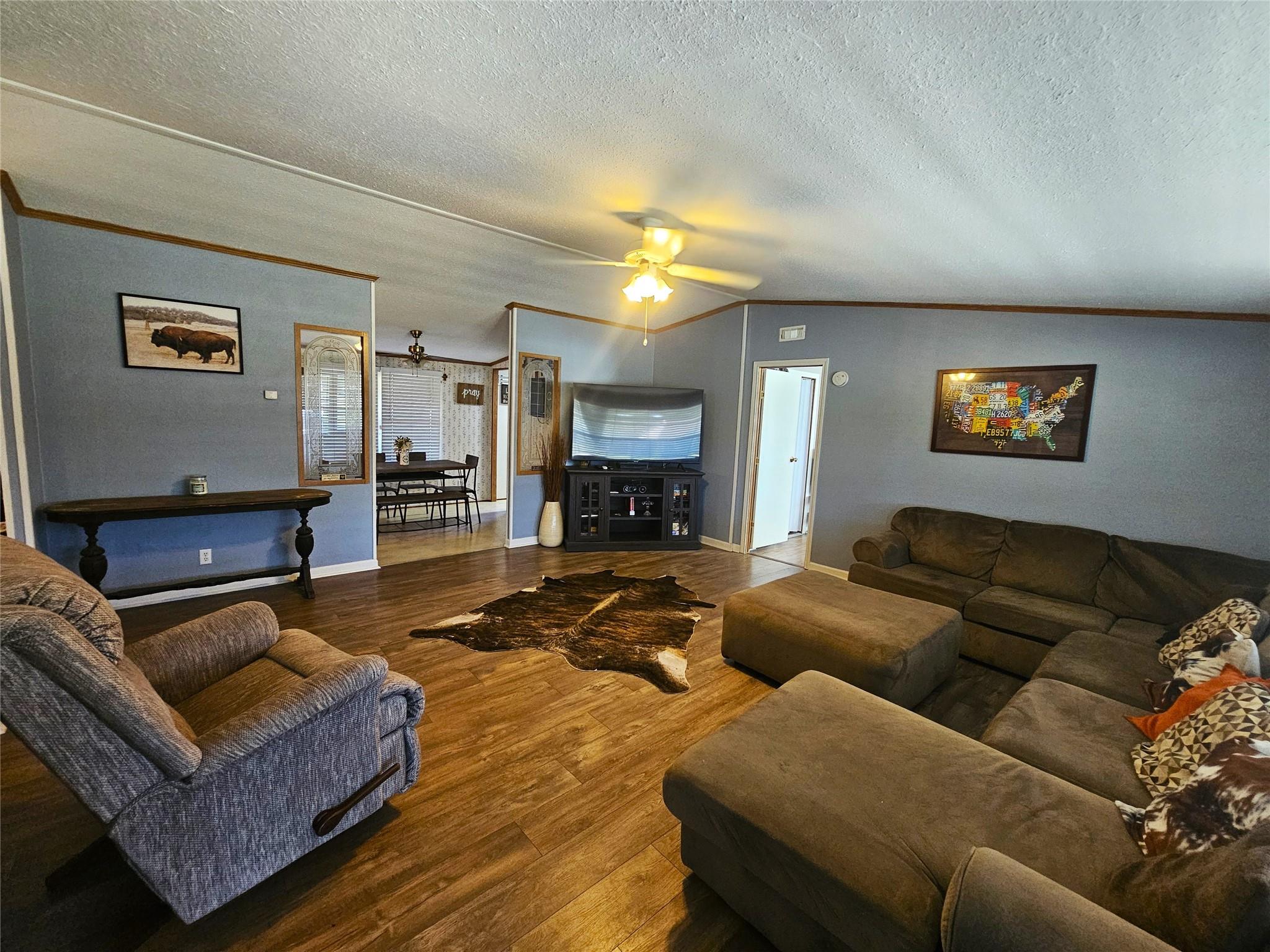 112 Royal Crest Cir Property Photo 7