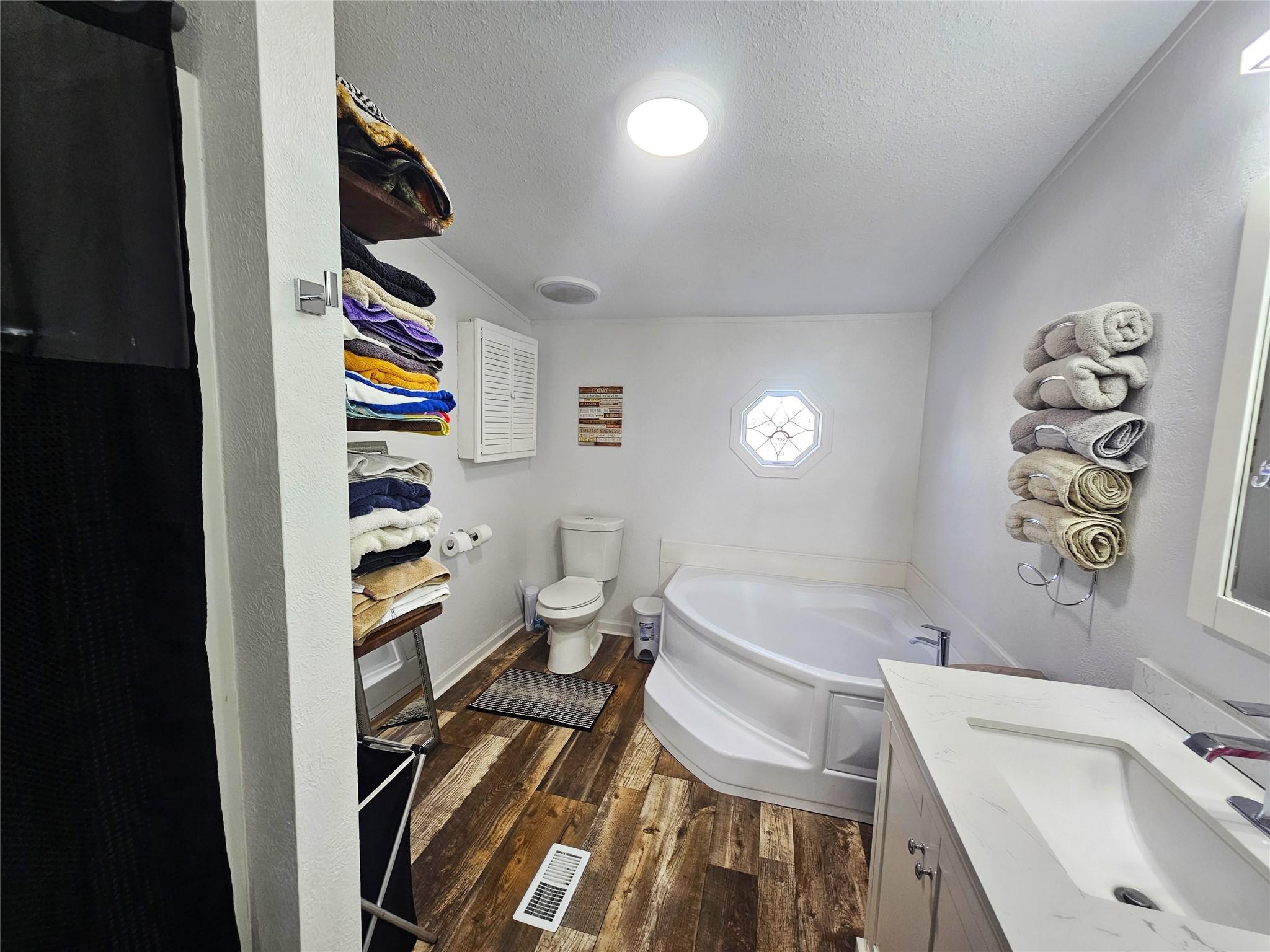 112 Royal Crest Cir Property Photo 10