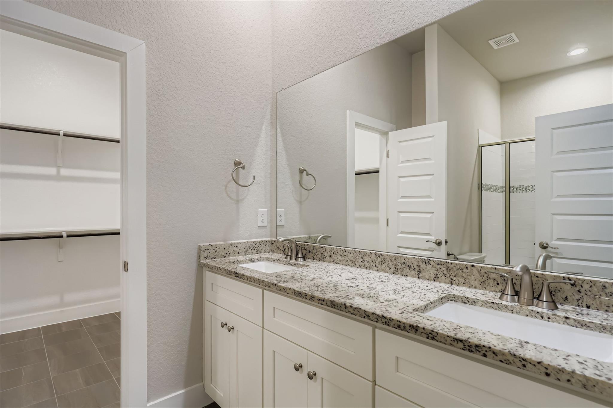 2500 American Dr #b Property Photo 8