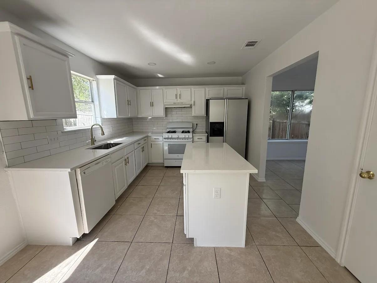 2324 Friarcreek Loop Property Photo 4
