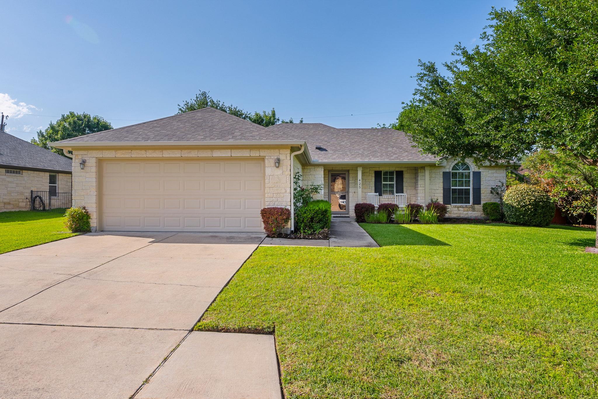 425 Valley Oaks Loop Property Photo 2