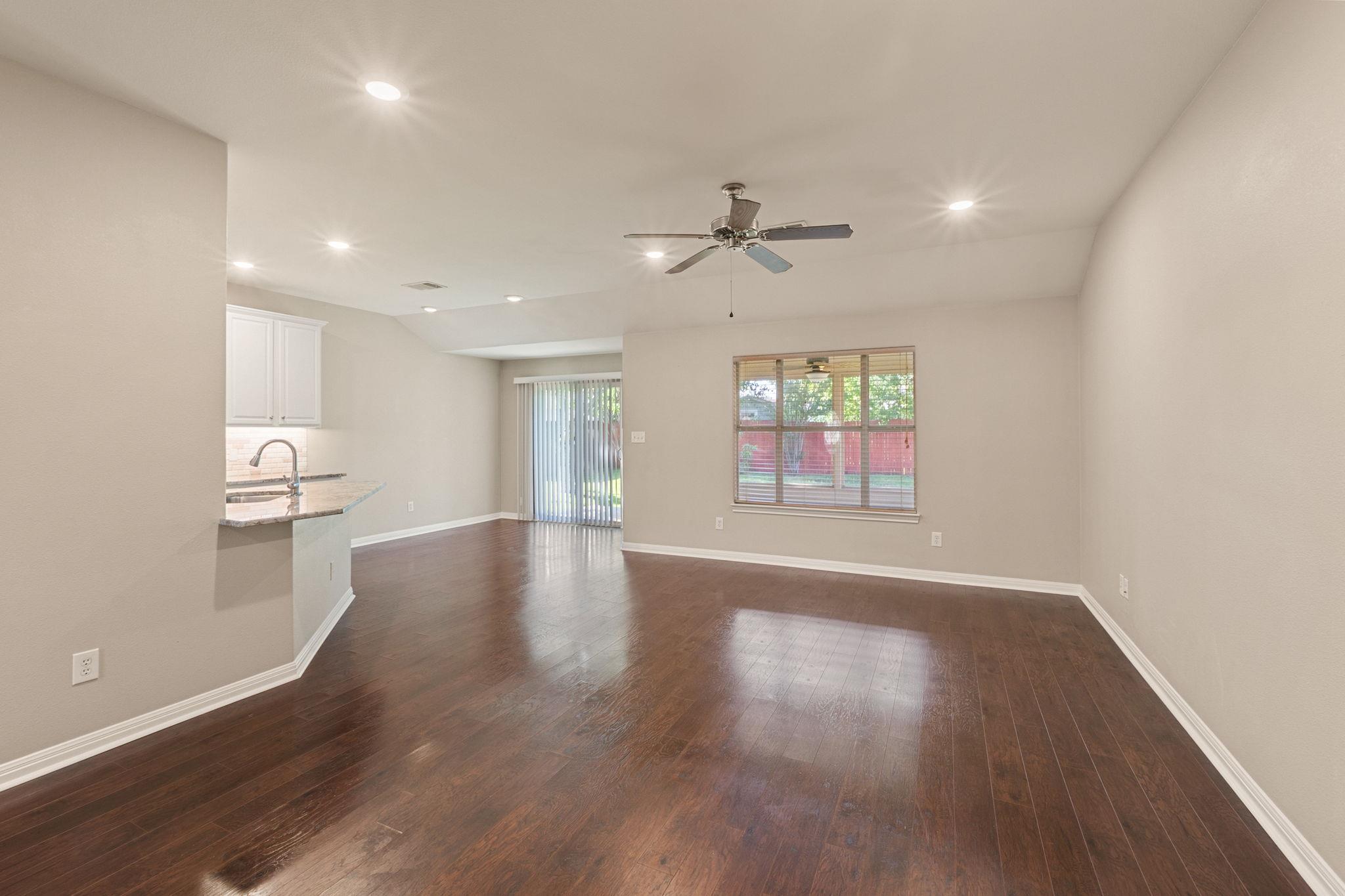 425 Valley Oaks Loop Property Photo 4