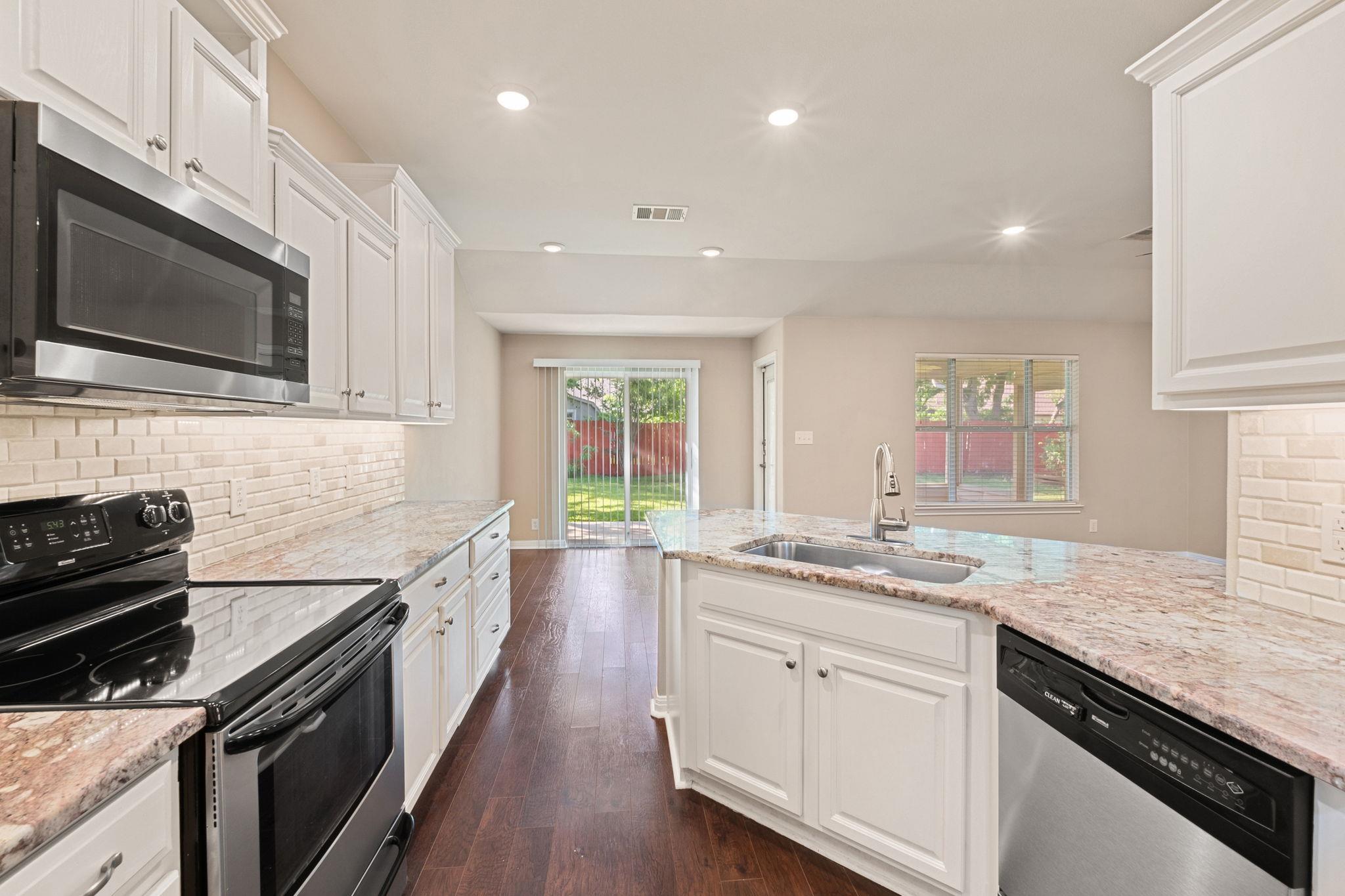 425 Valley Oaks Loop Property Photo 11