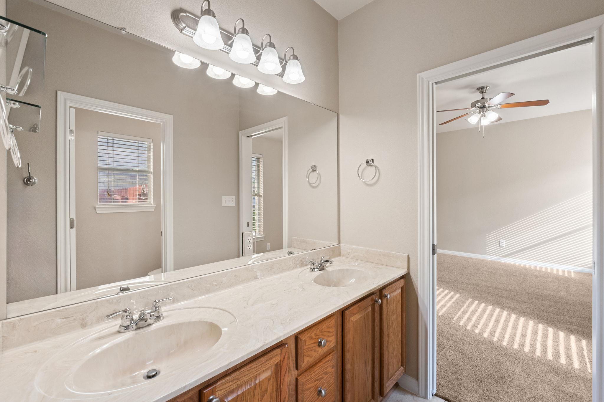 425 Valley Oaks Loop Property Photo 19