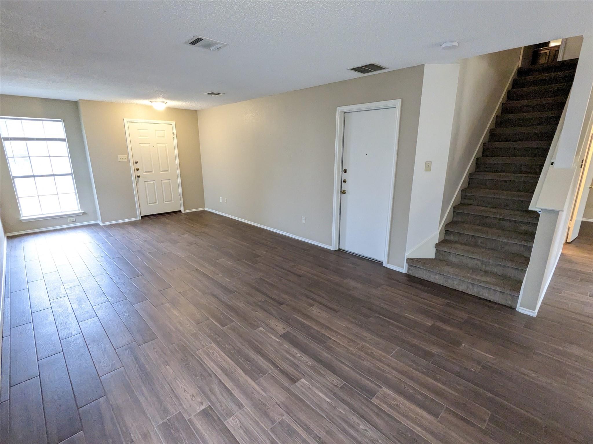 8608 Dandelion Trl Property Photo 4