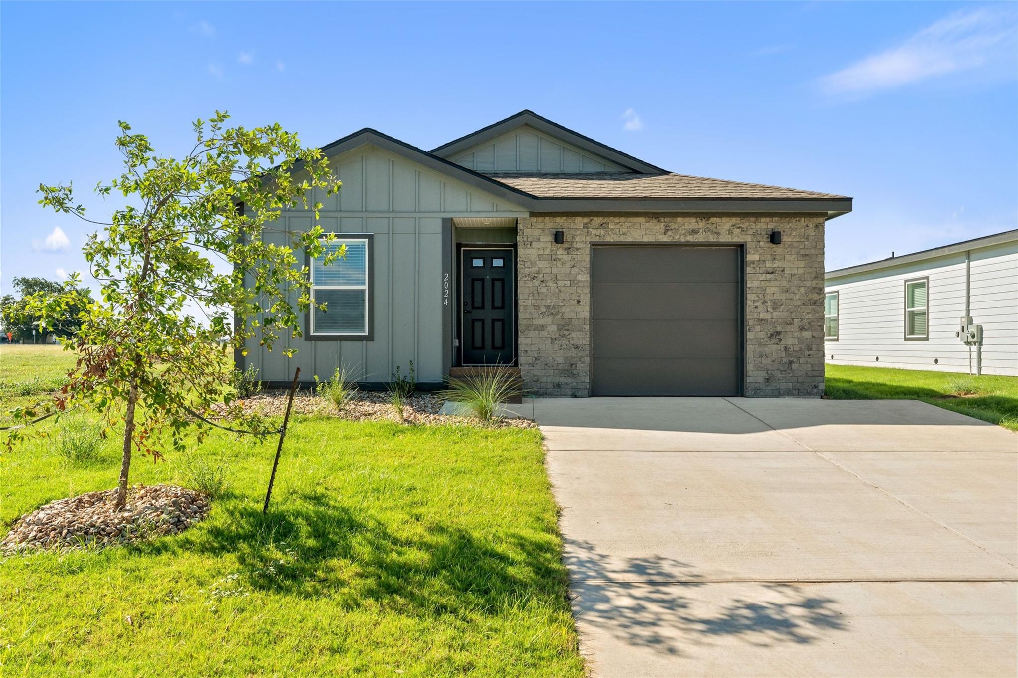 2024 Applewood Dr Property Photo 1