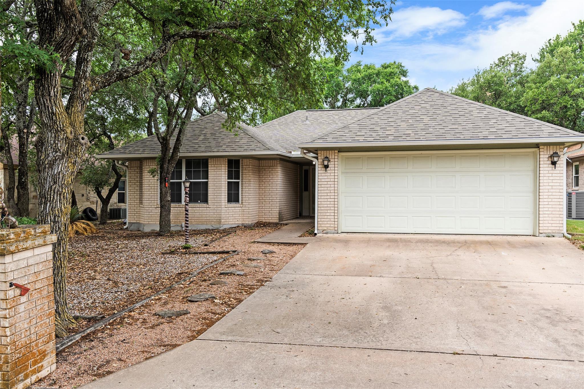 102 Vandeventer Dr Property Photo 1