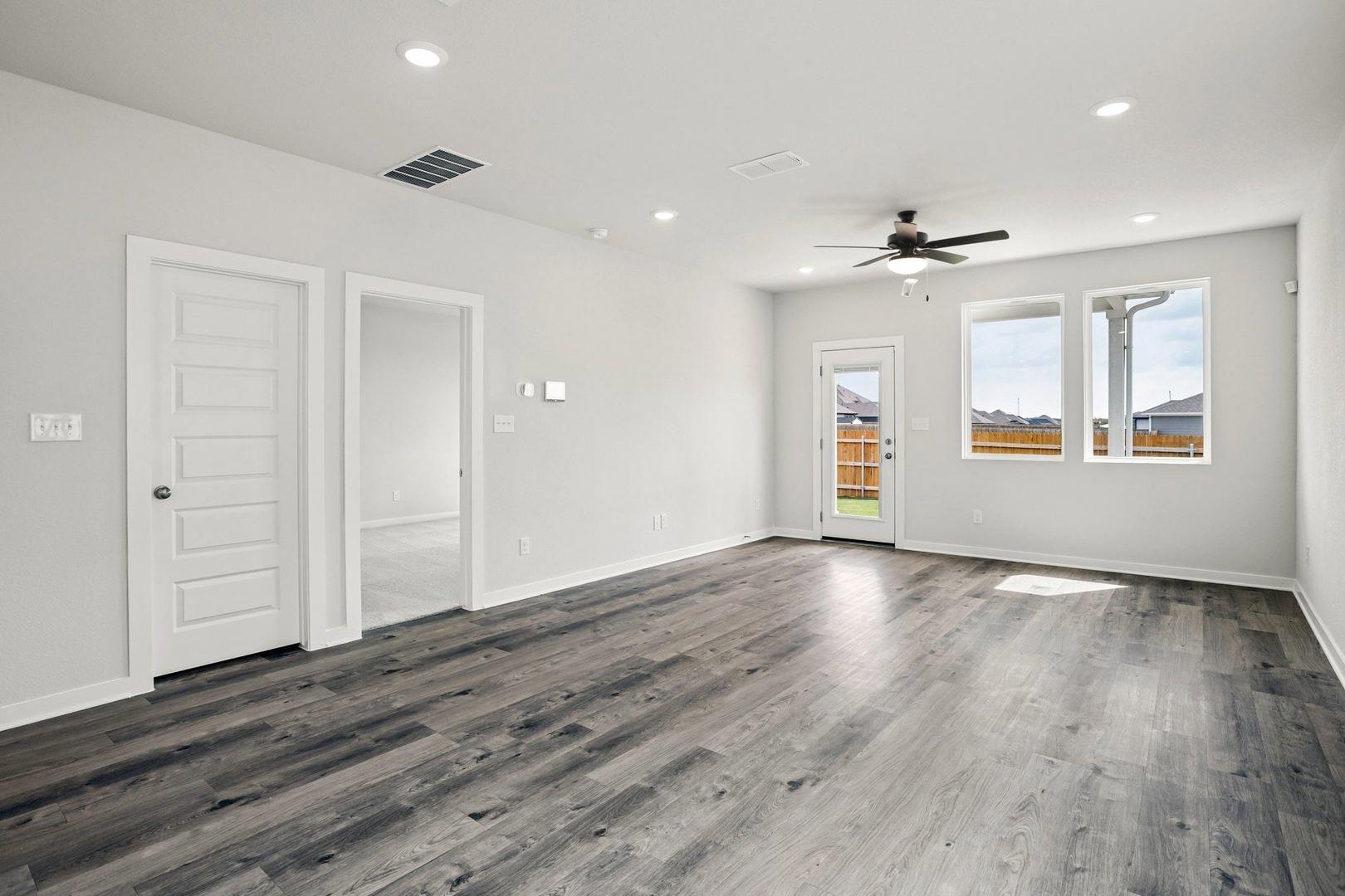 143 Hornet St Property Photo 3