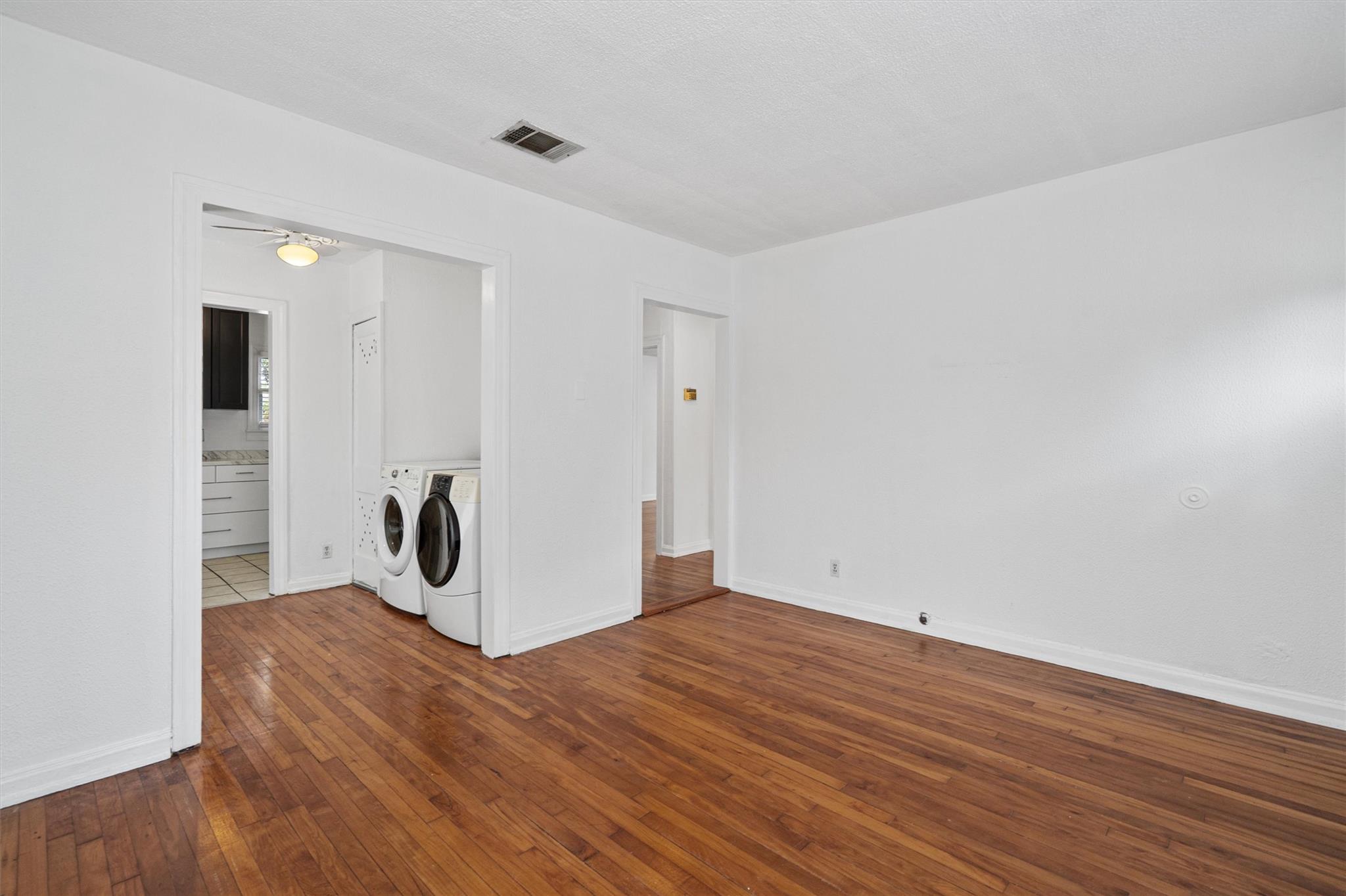 2932 Moss St Property Photo 3