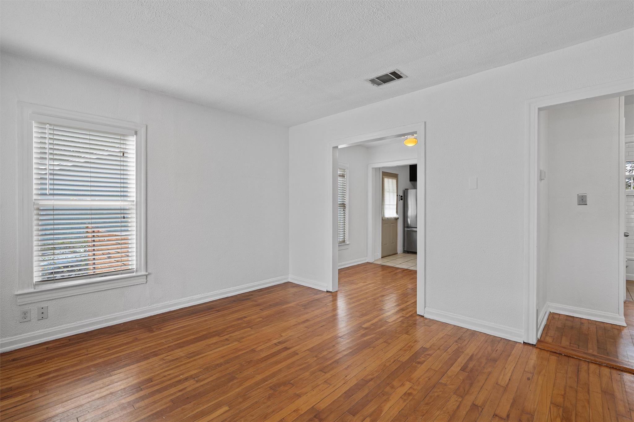 2932 Moss St Property Photo 4