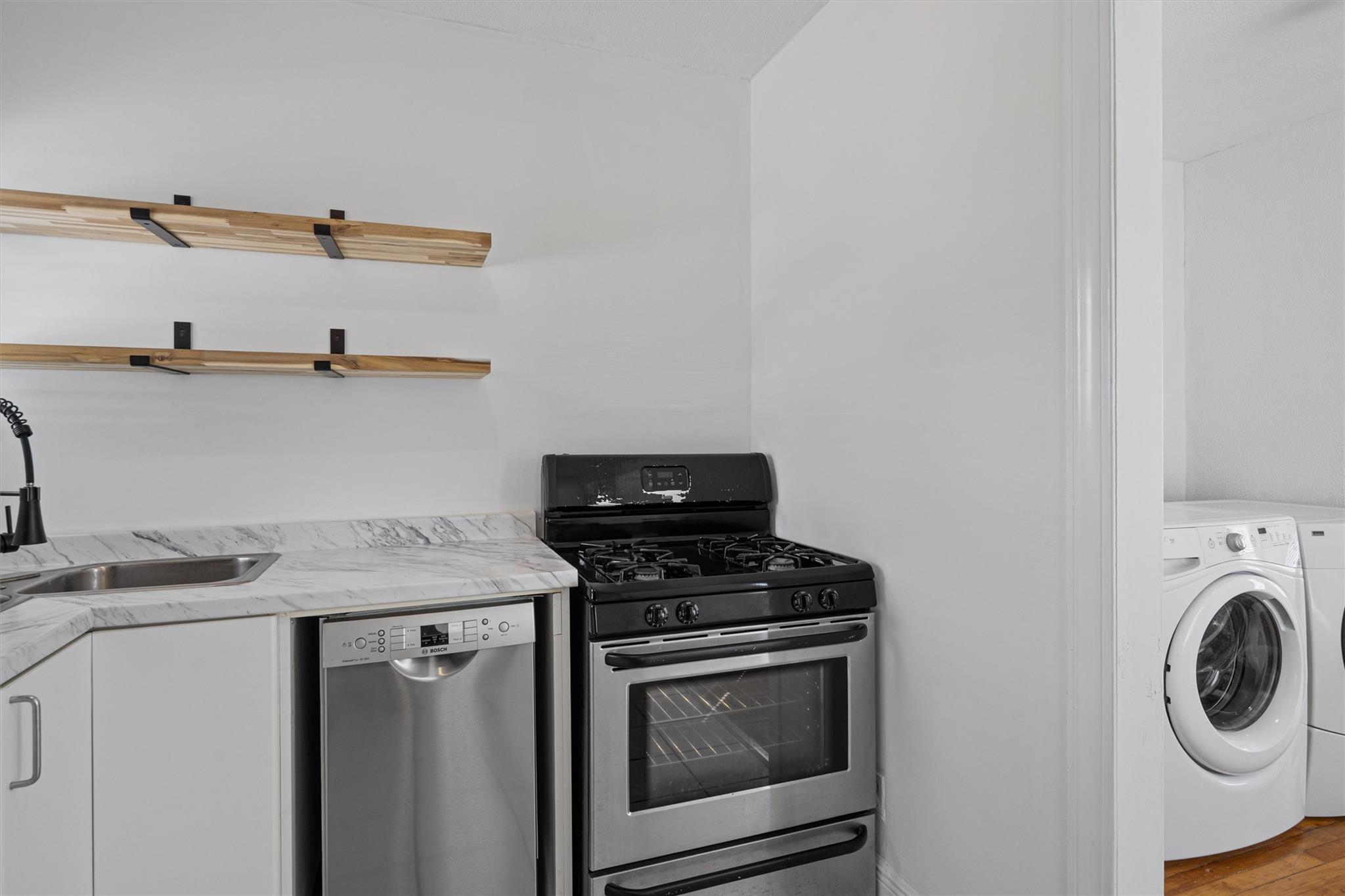 2932 Moss St Property Photo 9