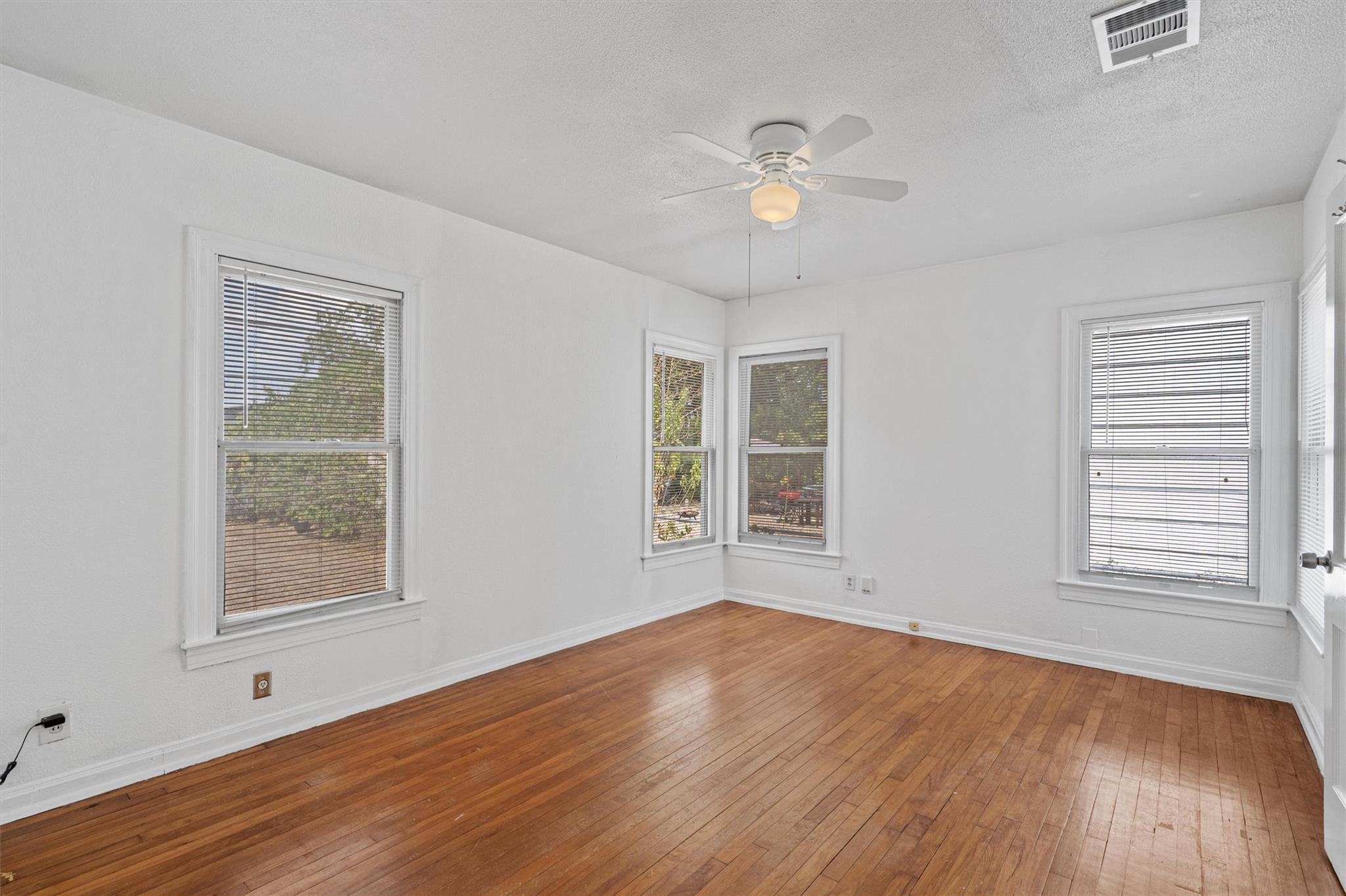 2932 Moss St Property Photo 10