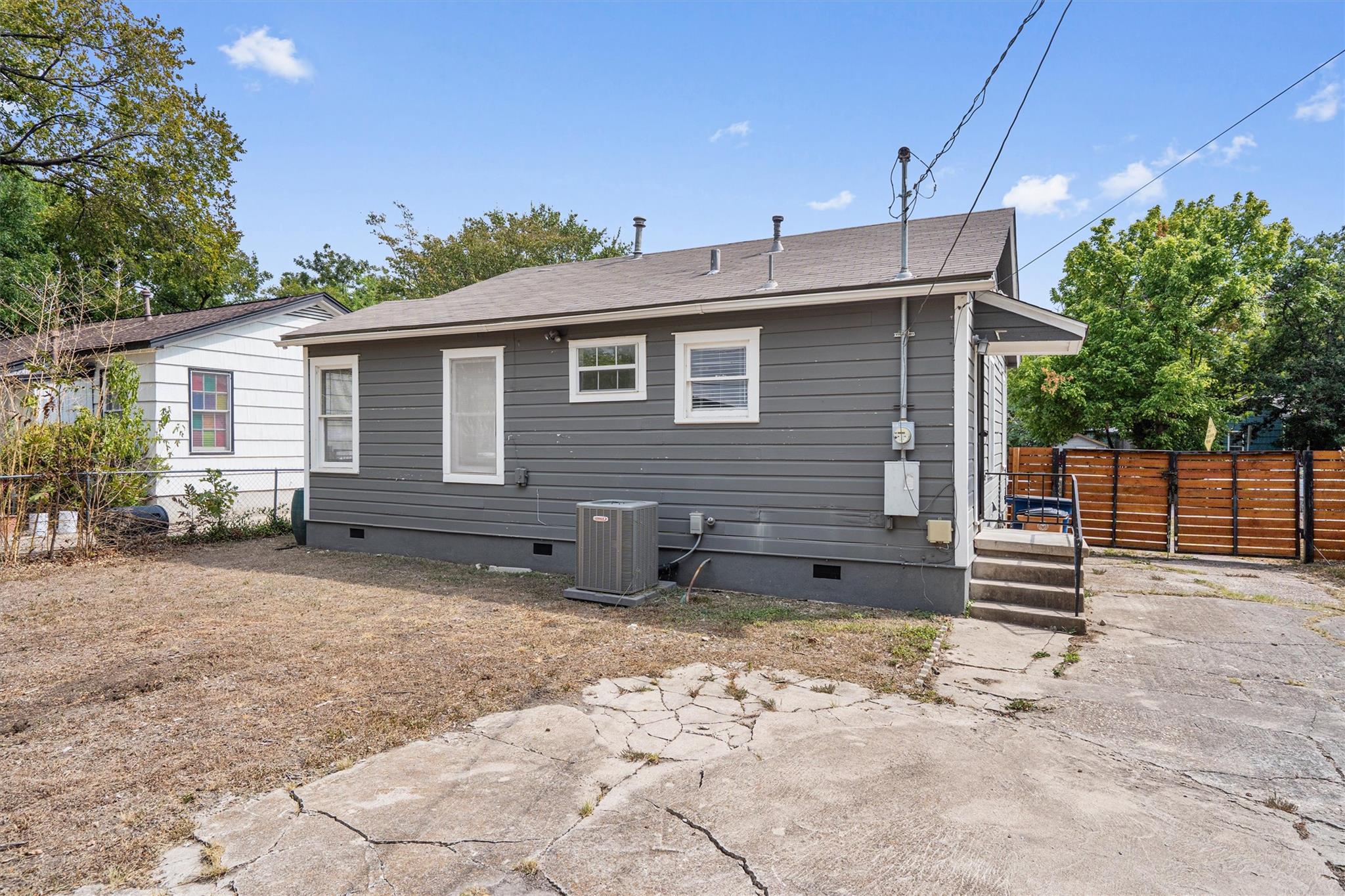 2932 Moss St Property Photo 17