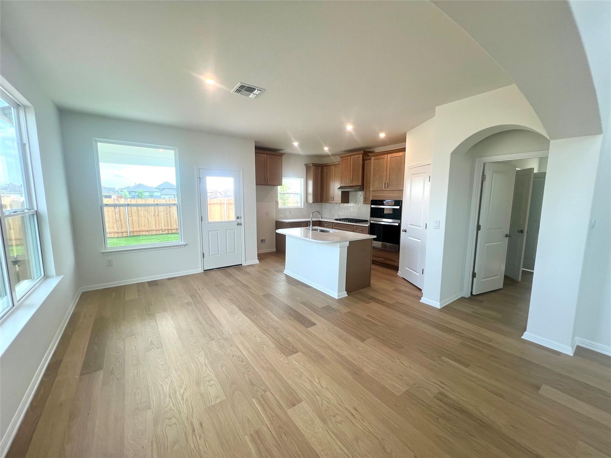 343 Young St Property Photo 4