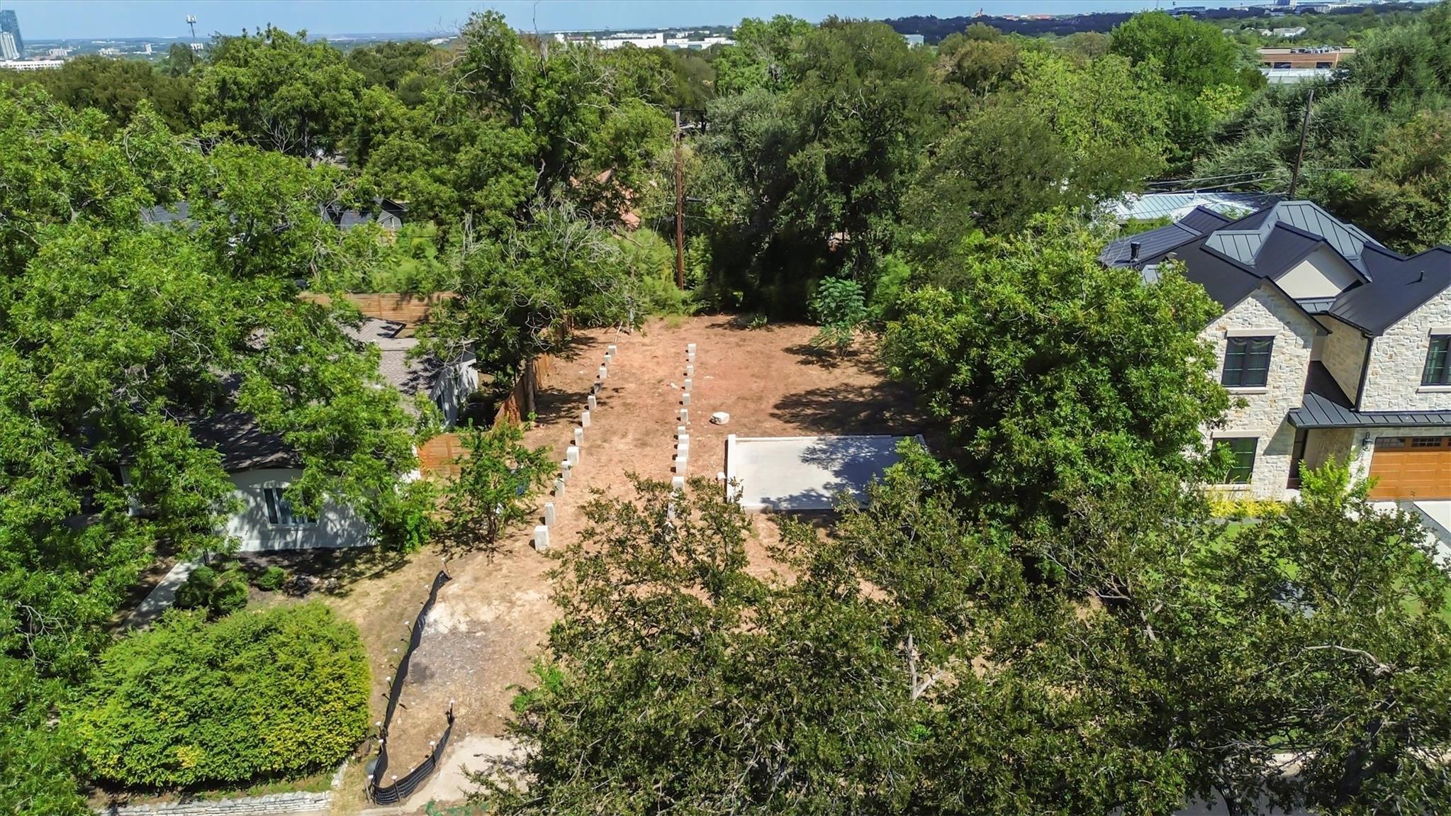2320 Westoak Dr Property Photo 3