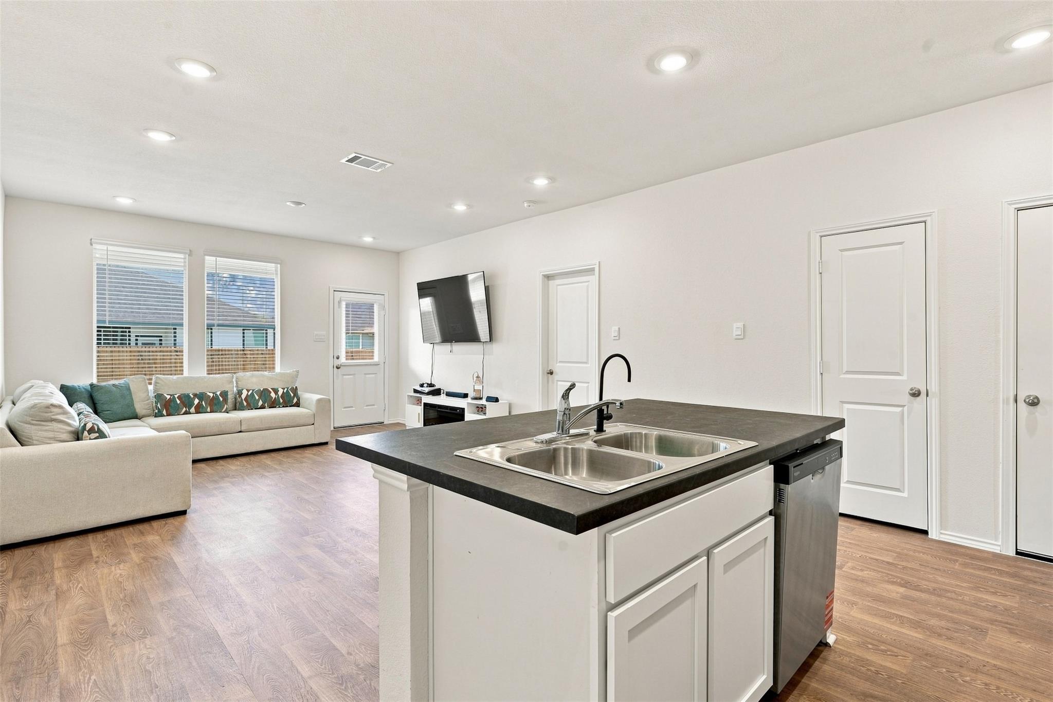 130-b Harrison Xing Property Photo 11