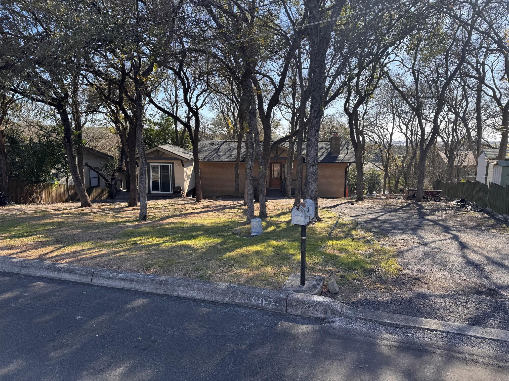 907 Hillyer St Property Photo 24