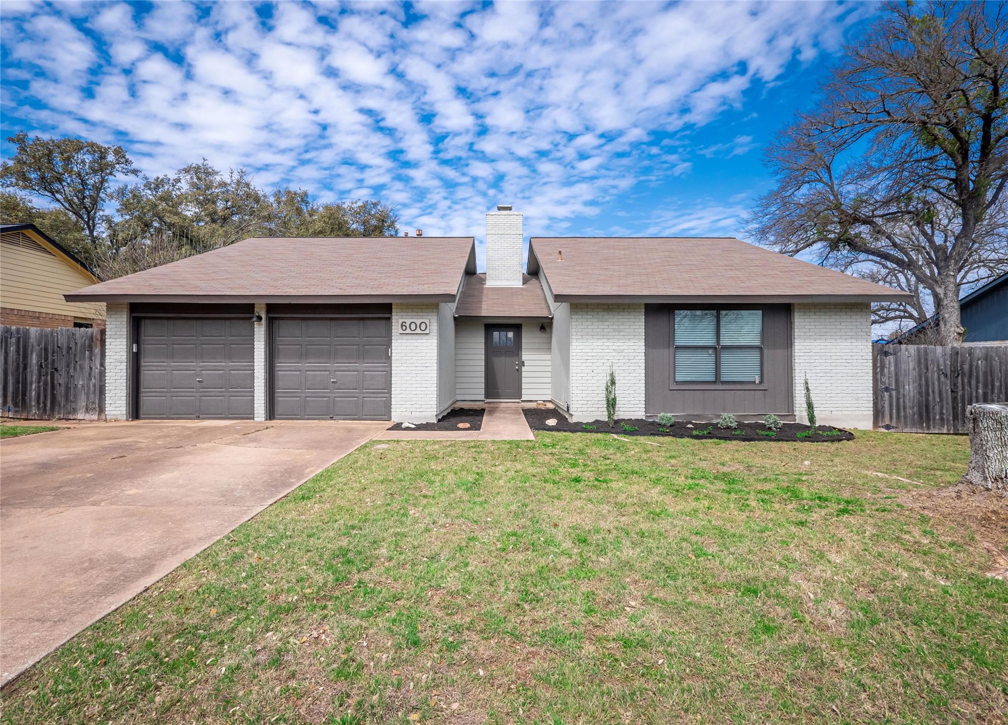 600 Woodview Dr Property Photo