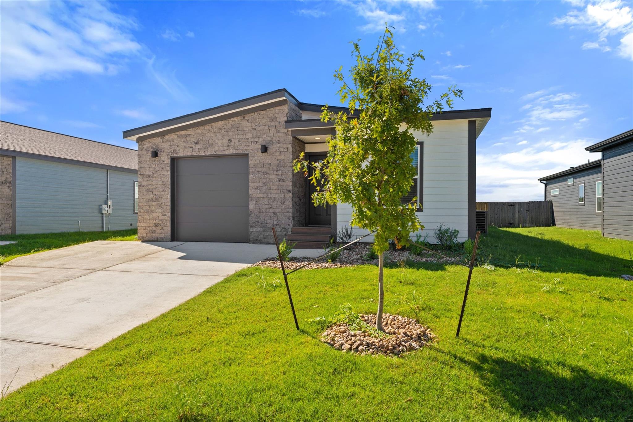 2026 Applewood Dr Property Photo 1