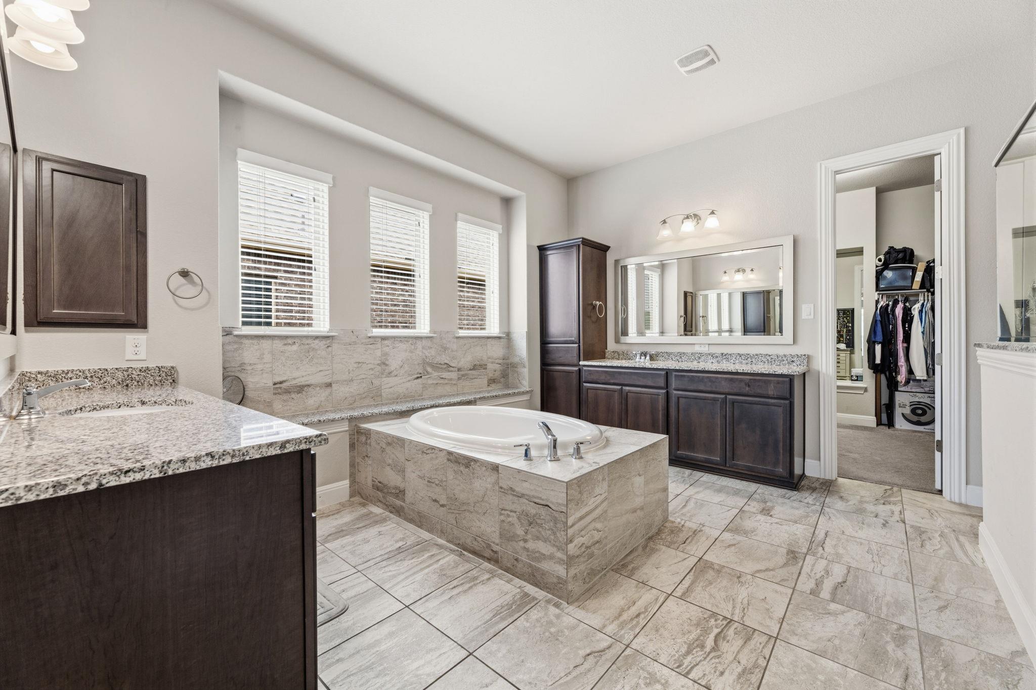 21605 Hines Ln Property Photo 9