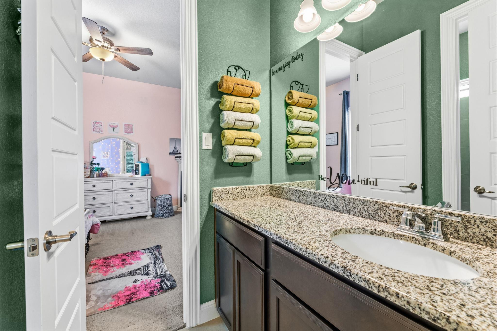 21605 Hines Ln Property Photo 12