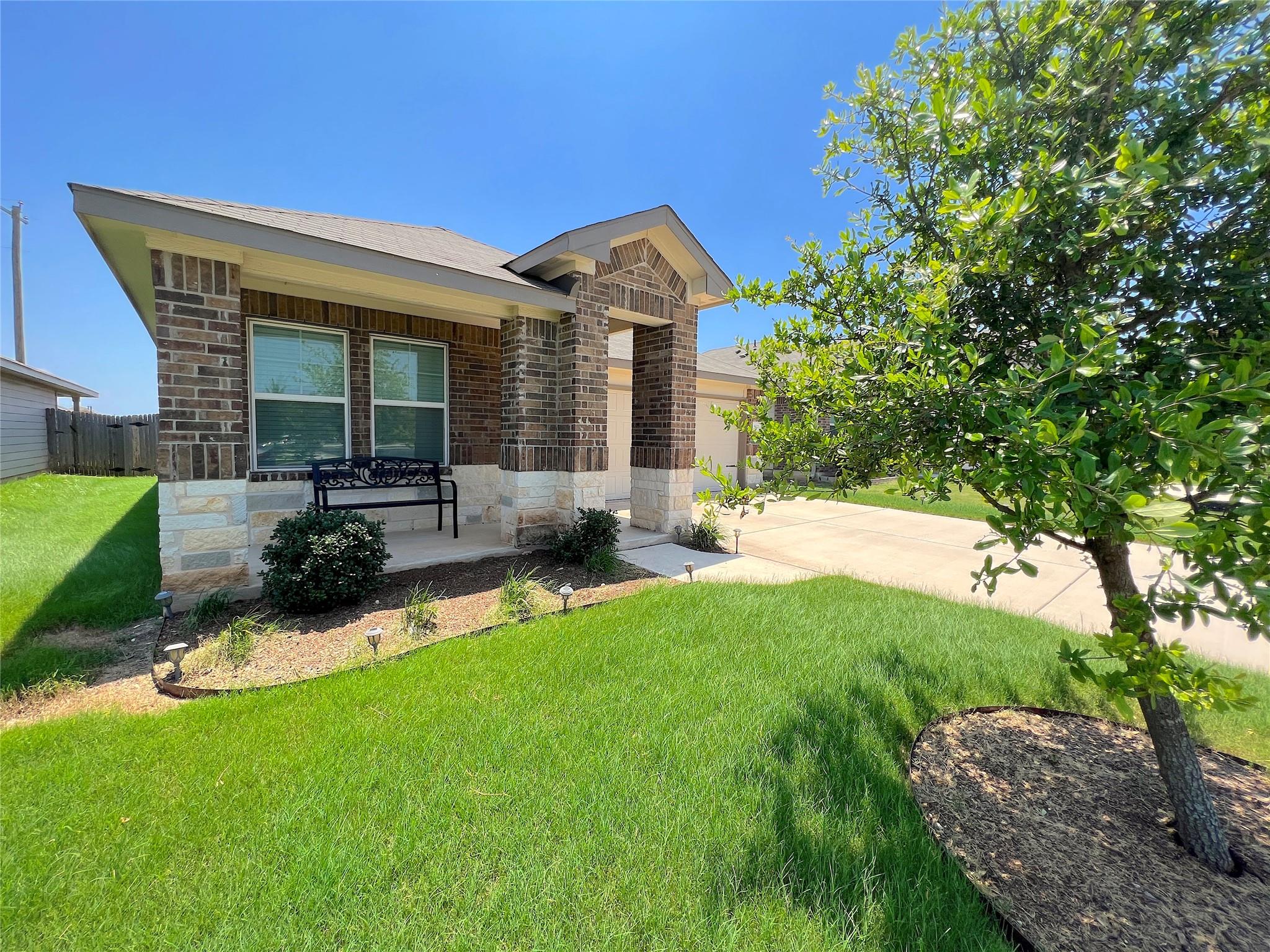 502 Mossy Rock Dr Property Photo 3